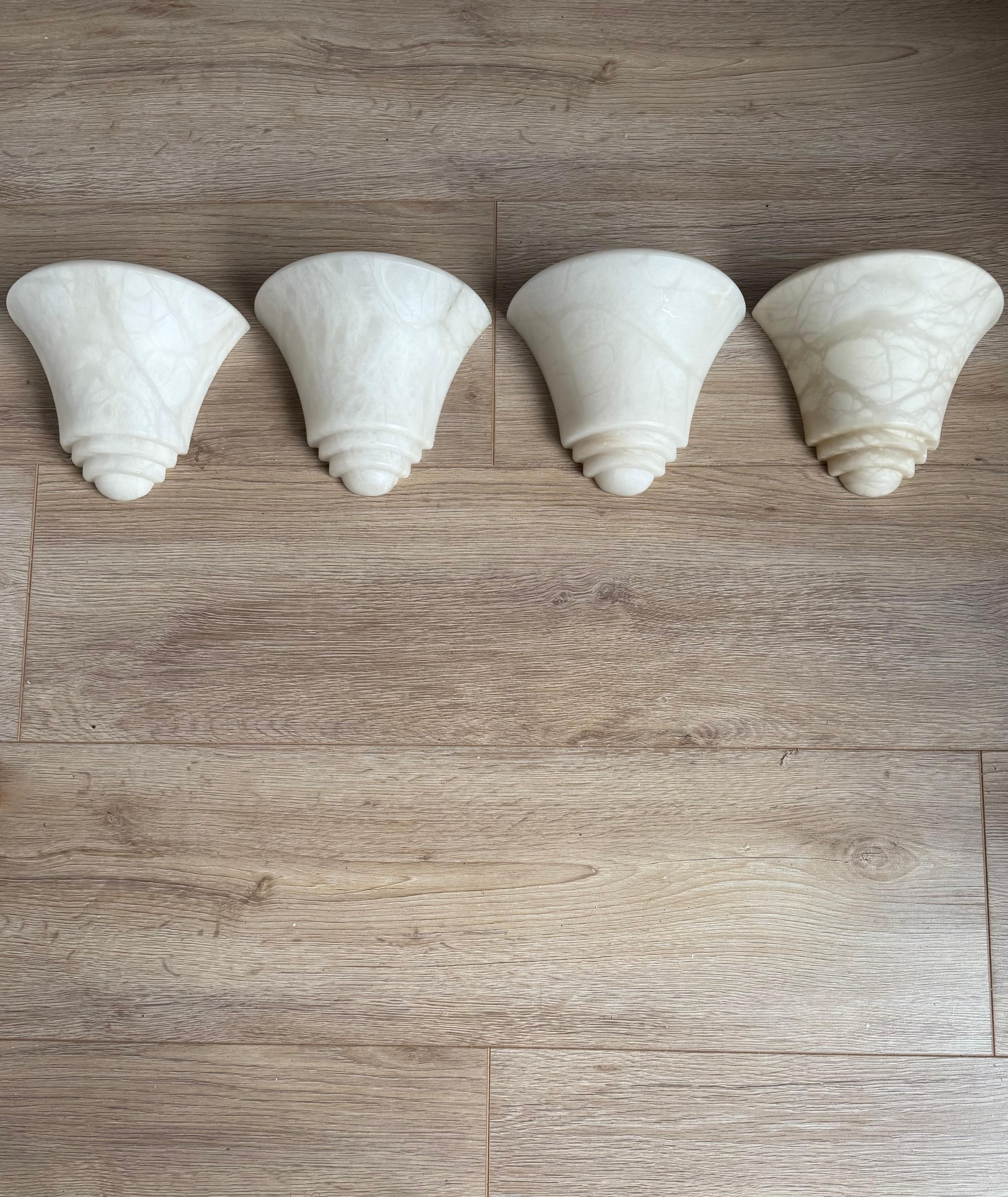 Juego de cuatro apliques de pared de alabastro blanco de estilo Art Decó de mediados de siglo Italiano en venta