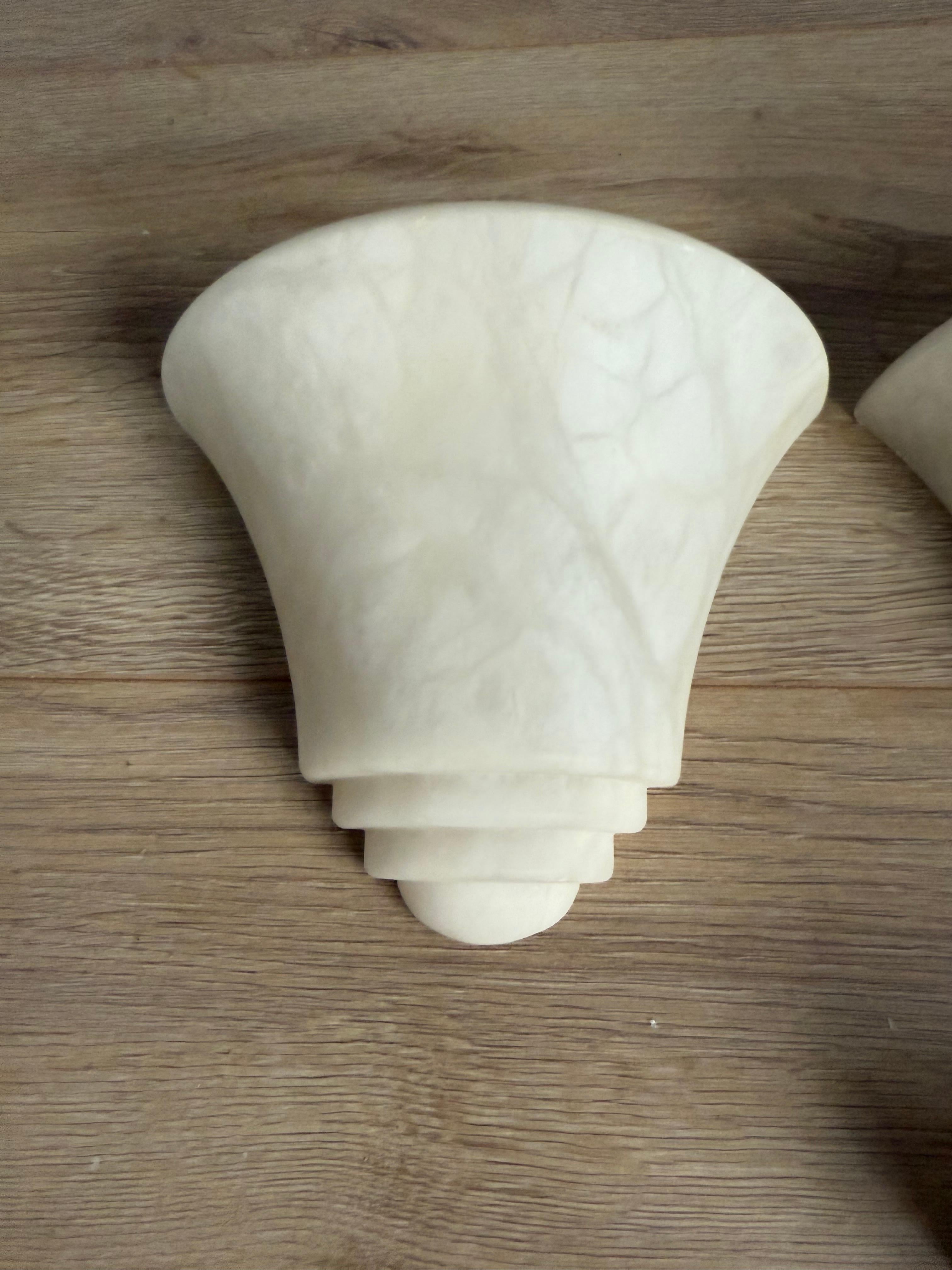 Juego de cuatro apliques de pared de alabastro blanco de estilo Art Decó de mediados de siglo siglo XX en venta