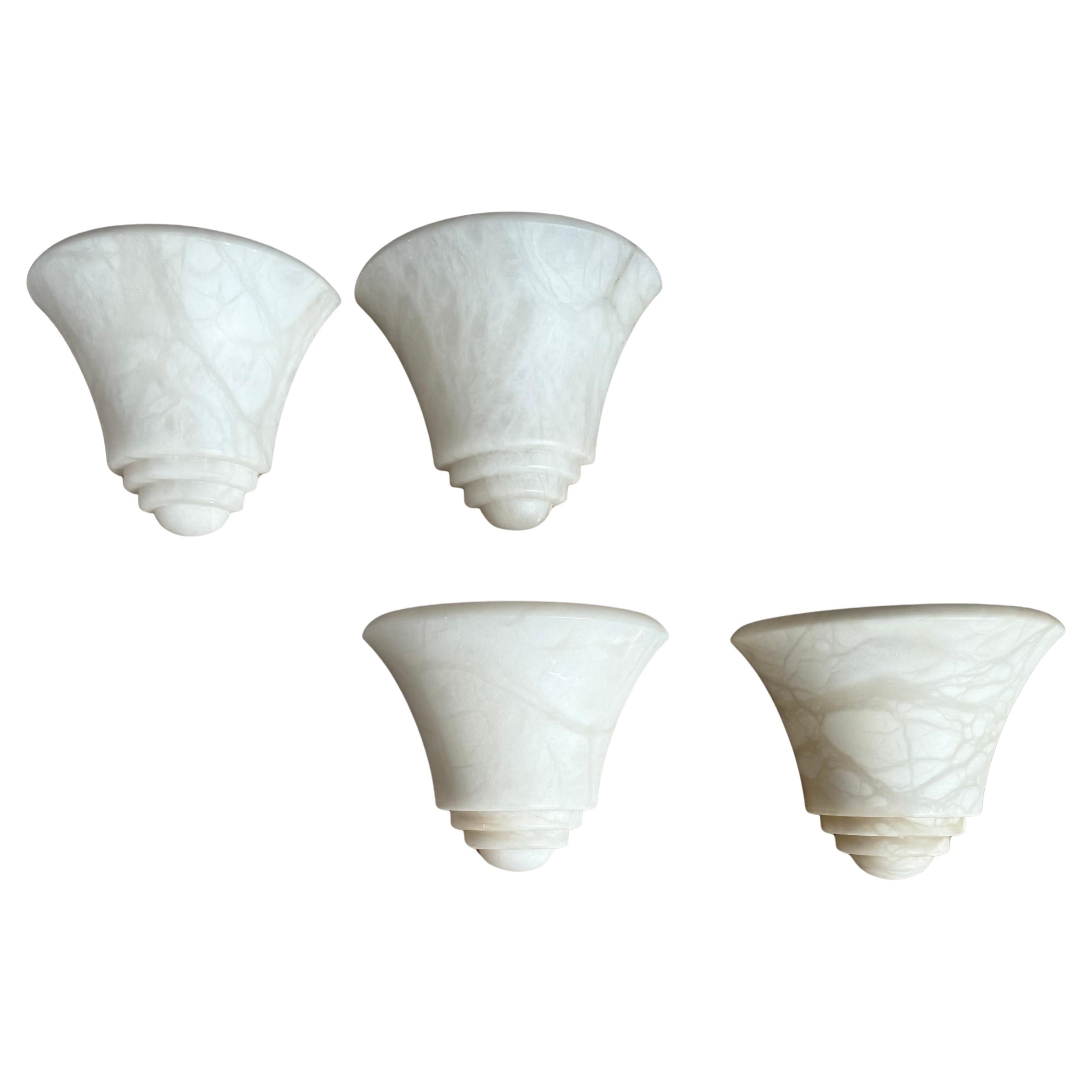 Set von vier Wandleuchtern aus weißem Alabaster im Art-déco-Stil aus der Mitte des Jahrhunderts