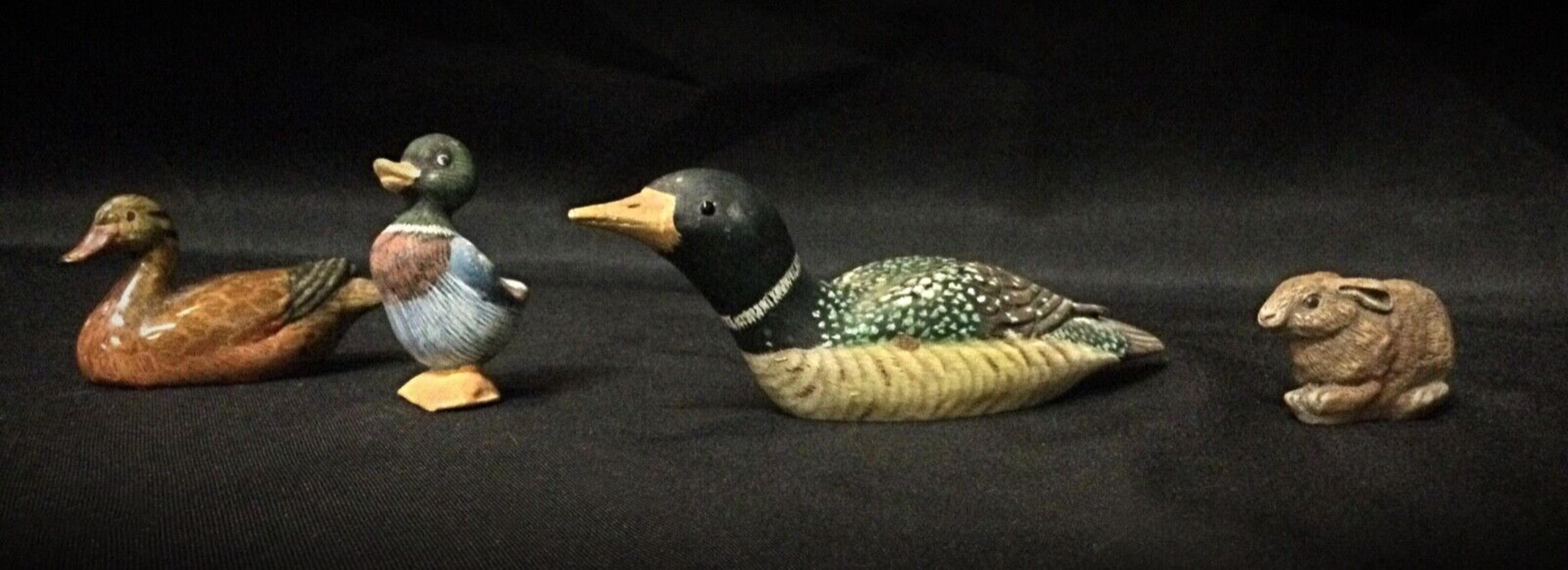 Enrichissez votre collection avec ce charmant ensemble de 4 petites figurines à l'effigie de canards et de lapins. Ces statuettes modernes et multicolores sont parfaites pour ajouter une touche fantaisiste à tout affichage ou décor.

Détails du