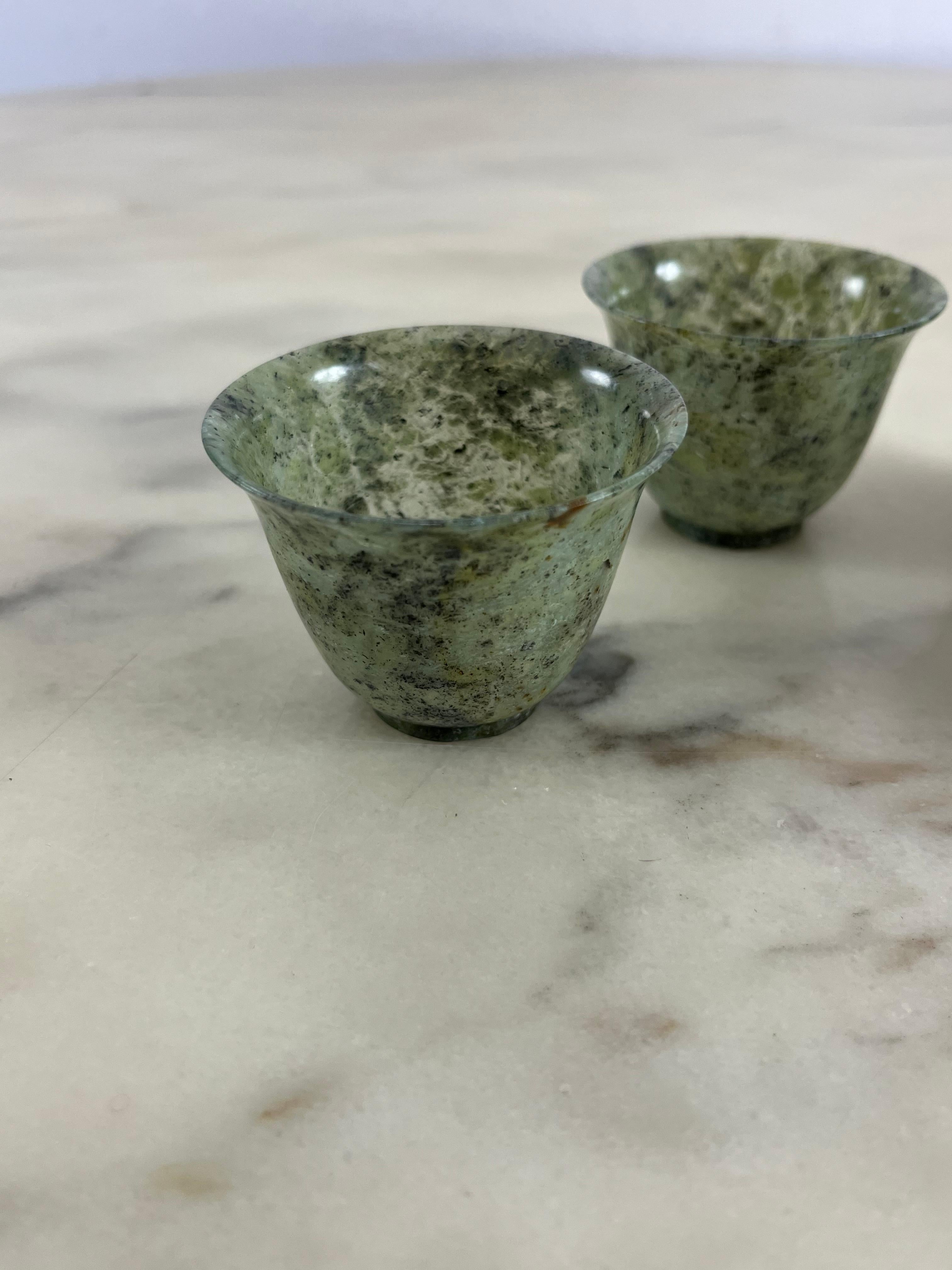 Ensemble de 4 petites coupes chinoises en jade des années 1930
Intact et en bon état. À contre-jour, on peut admirer les transparences et les veines du jade naturel.
De très beaux objets d'une rare élégance.