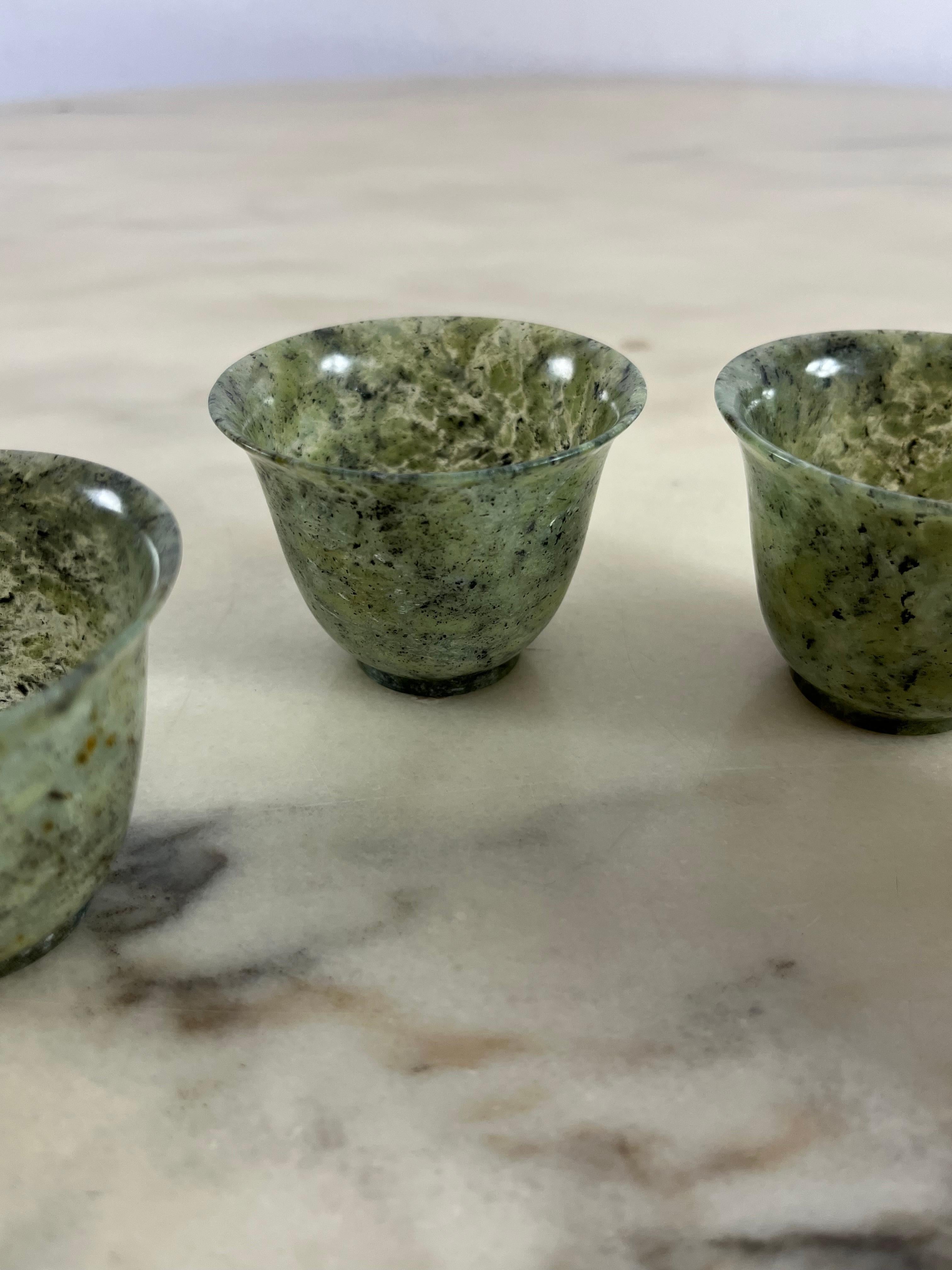 Chinois Ensemble de 4 petites coupes chinoises en jade 1930 en vente
