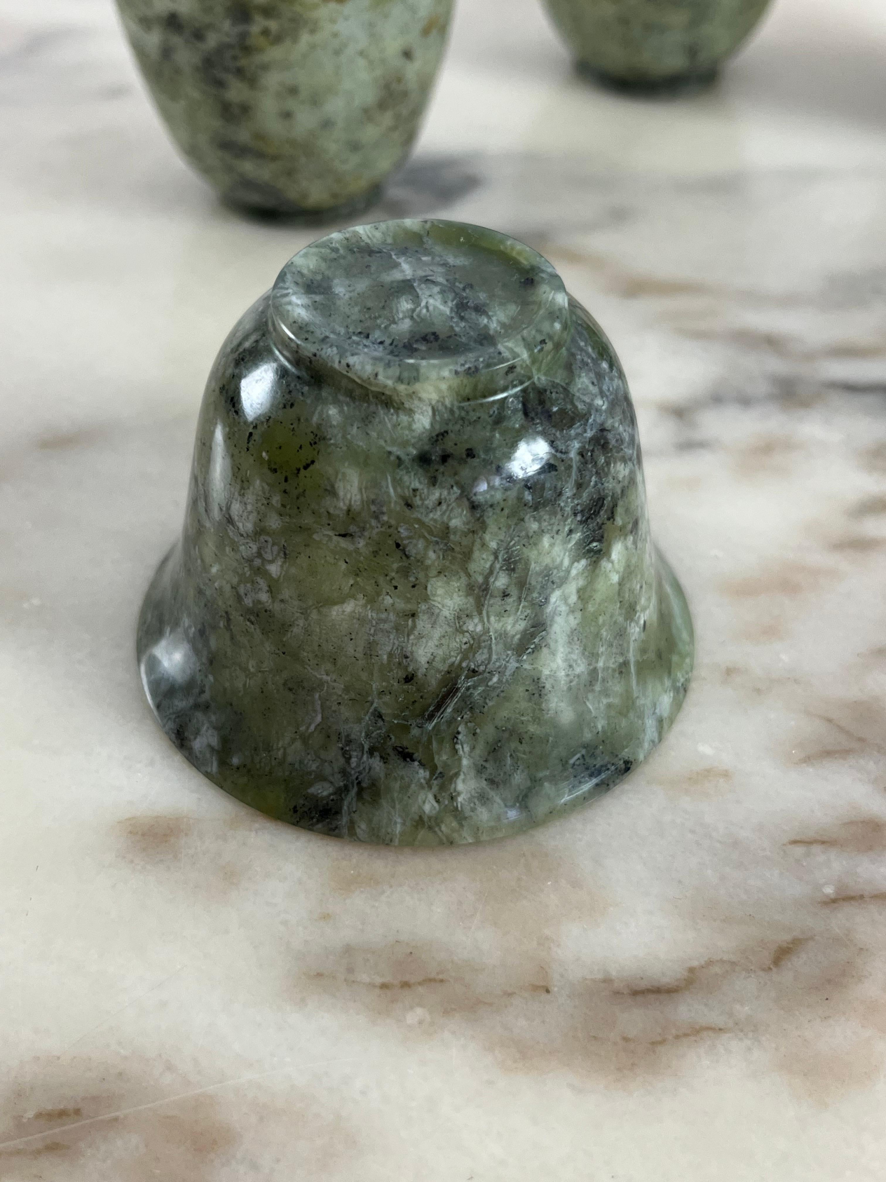 Jade Ensemble de 4 petites coupes chinoises en jade 1930 en vente