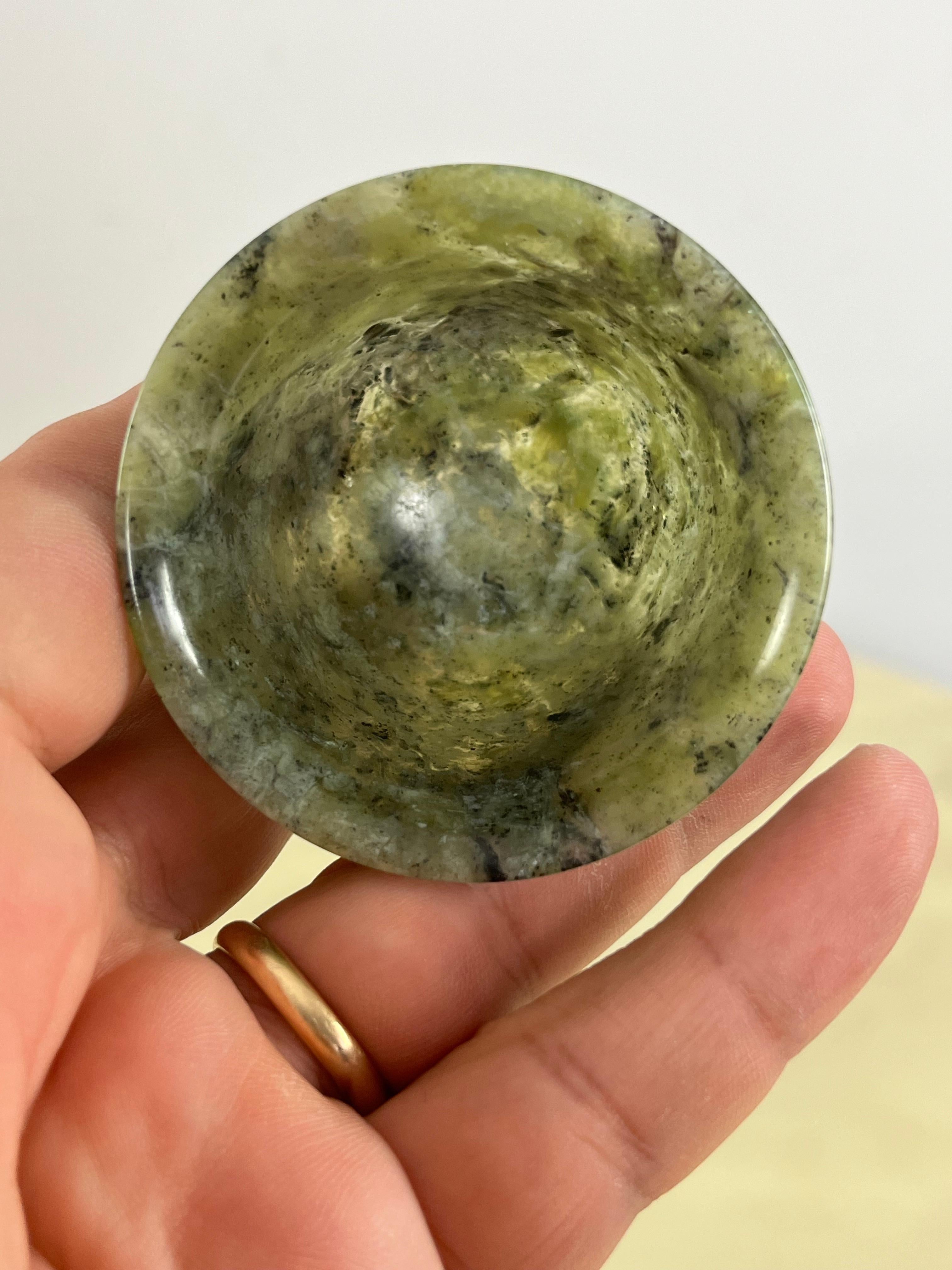 Ensemble de 4 petites coupes chinoises en jade 1930 en vente 1