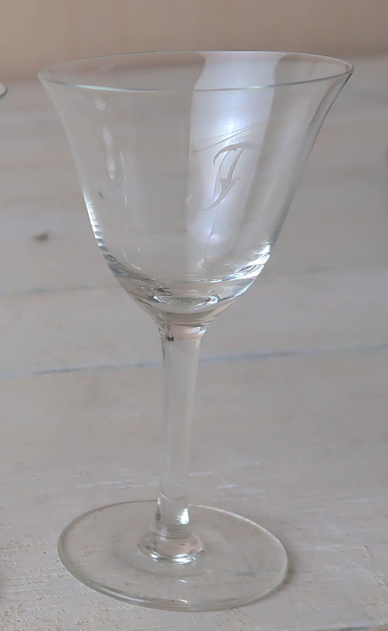 Set aus 4 kleinen Gläsern mit Gravur „F“ und Initialen. Englisch C.1920 (Edwardian) im Angebot