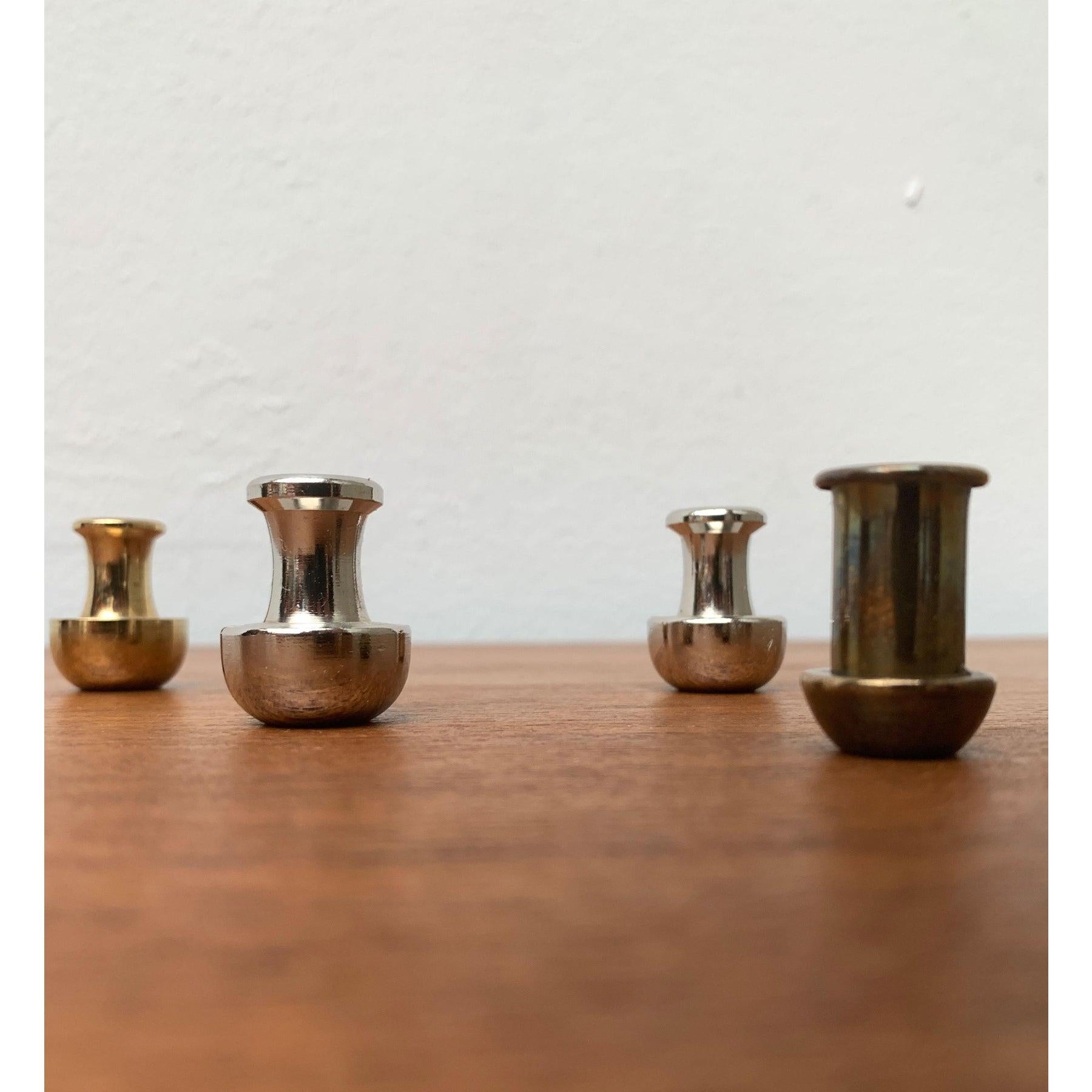 Pequeños Ceniceros Alemanes de Mediados de Siglo, Juego de 4, en Muy Buen estado. Diseñado de 1960 a 1969.

Más información:
Materiales: Metal
Color: Dorado
Estilo: Moderno de mediados de siglo
Periodo: 1960 a 1969
País de origen: Alemania
Tipo de