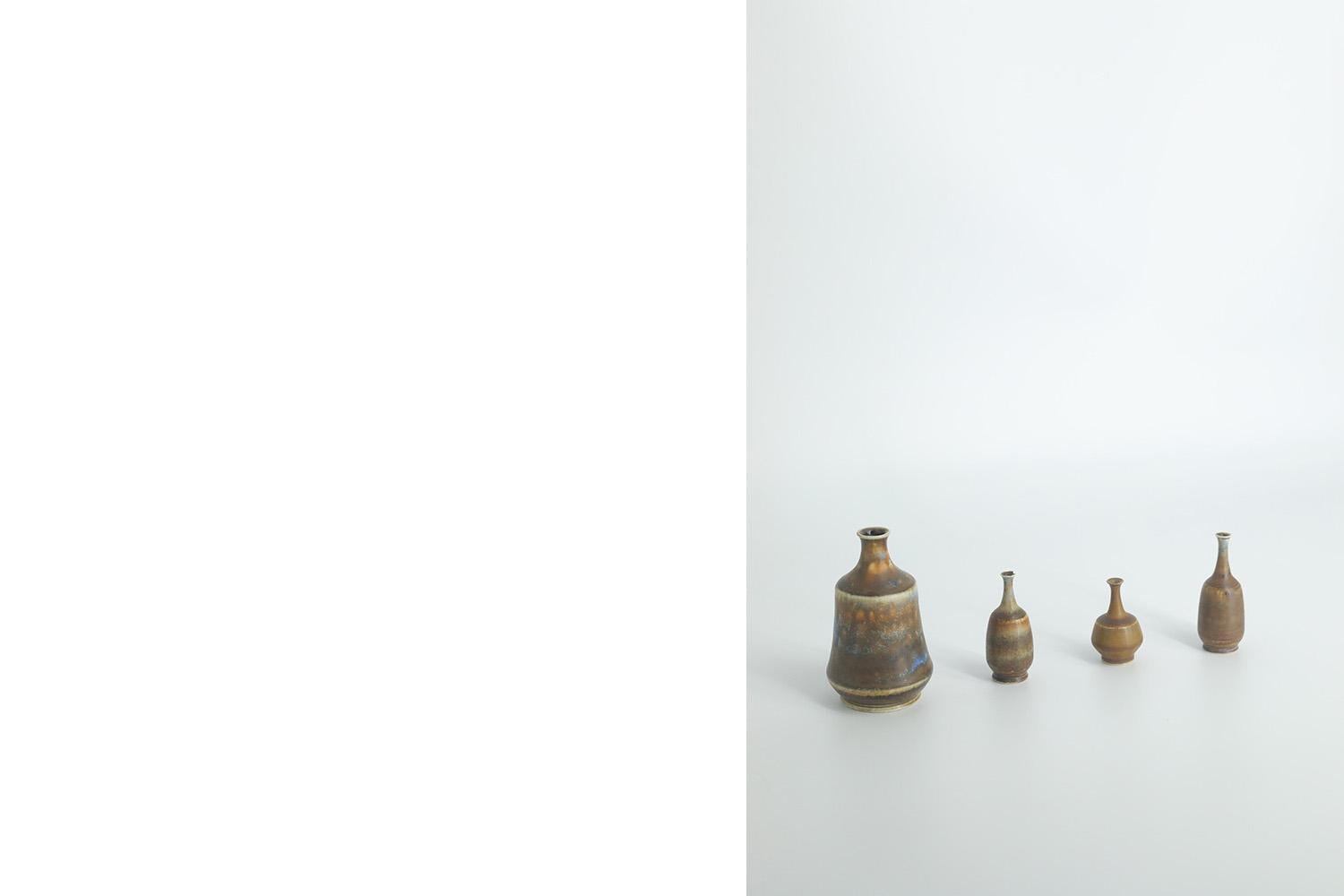 Satz von 4 kleinen skandinavisch-modernen Sammlervasen aus braunem Steingut aus der Jahrhundertmitte im Angebot 3
