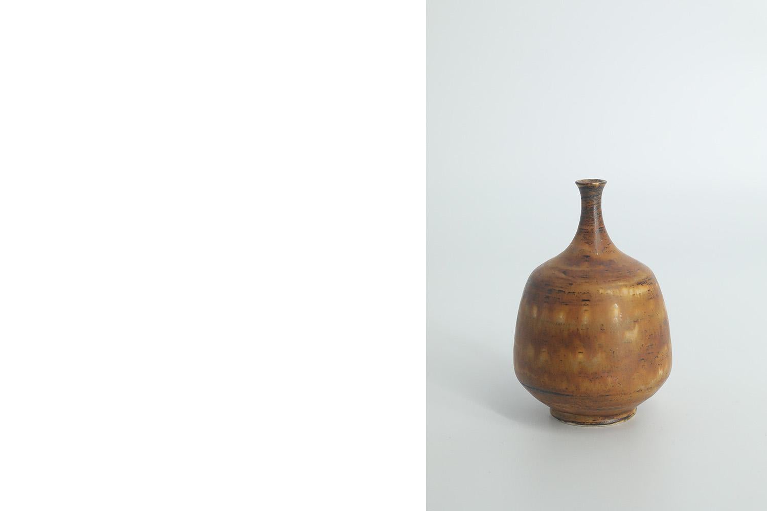 Satz von 4 kleinen skandinavisch-modernen Sammlervasen aus braunem Steingut aus der Jahrhundertmitte (Skandinavische Moderne) im Angebot
