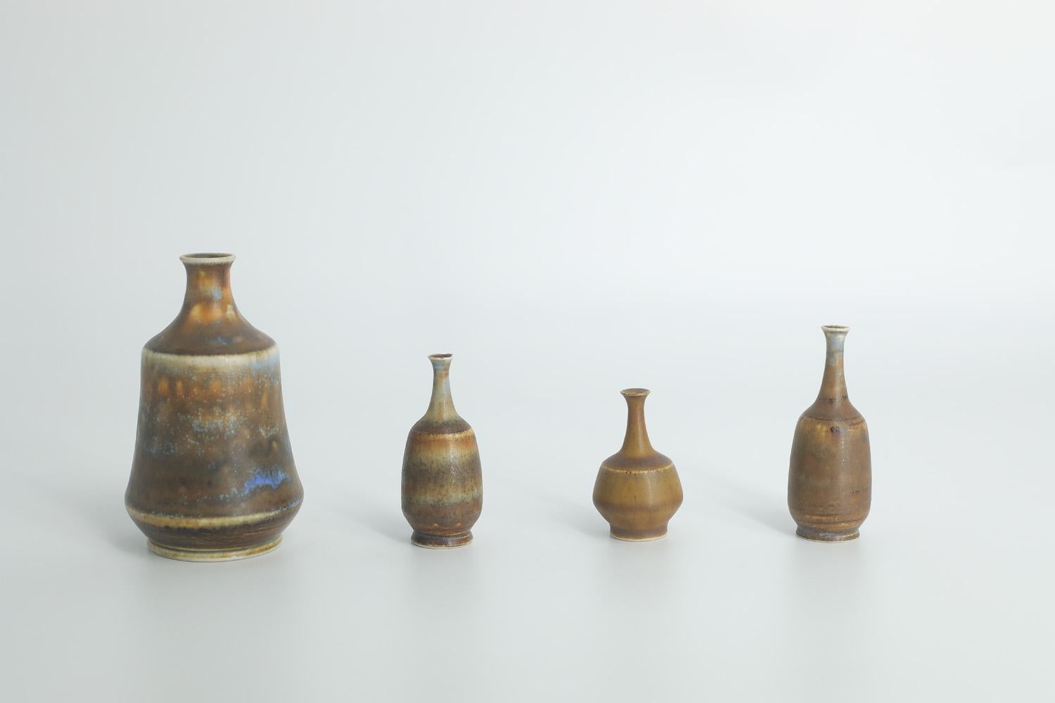 Satz von 4 kleinen skandinavisch-modernen Sammlervasen aus braunem Steingut aus der Jahrhundertmitte (Mitte des 20. Jahrhunderts) im Angebot