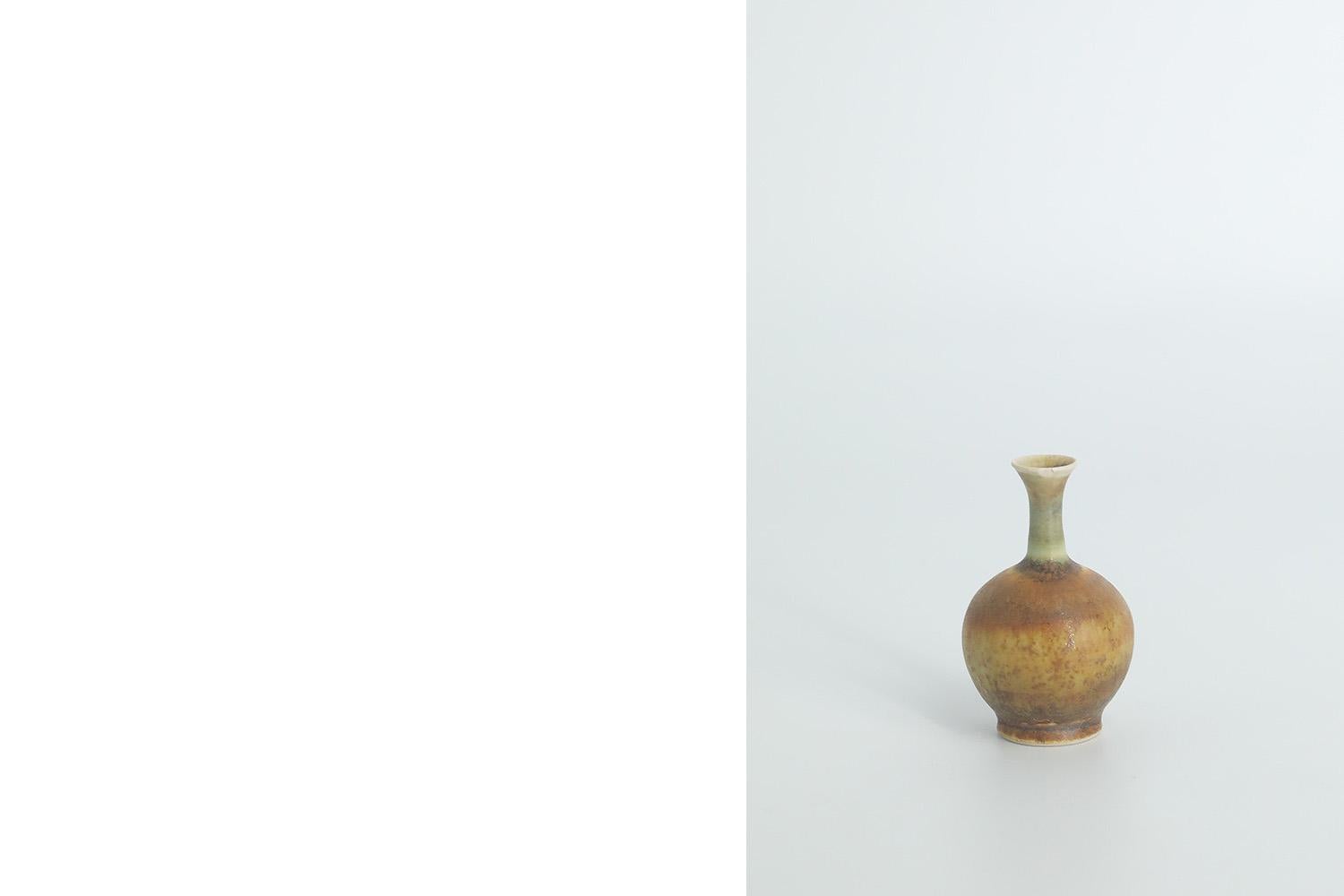 Satz von 4 kleinen skandinavisch-modernen Sammlervasen aus braunem Steingut aus der Jahrhundertmitte (Keramik) im Angebot