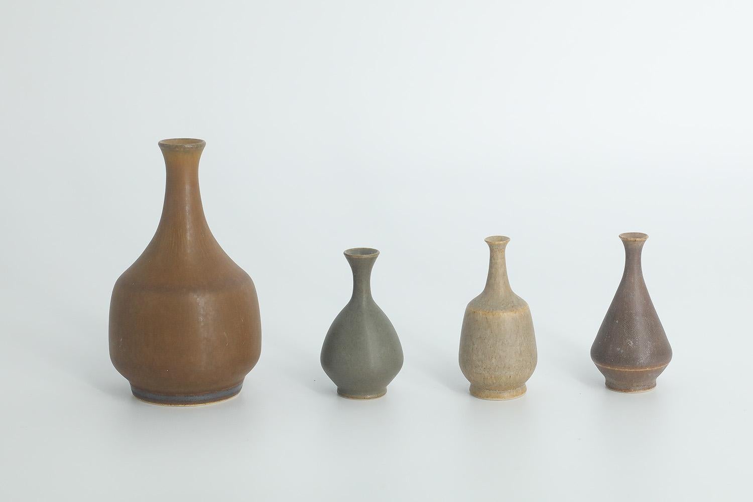 Satz von 4 kleinen skandinavisch-modernen Sammlervasen aus braunem Steingut aus der Jahrhundertmitte (Keramik) im Angebot