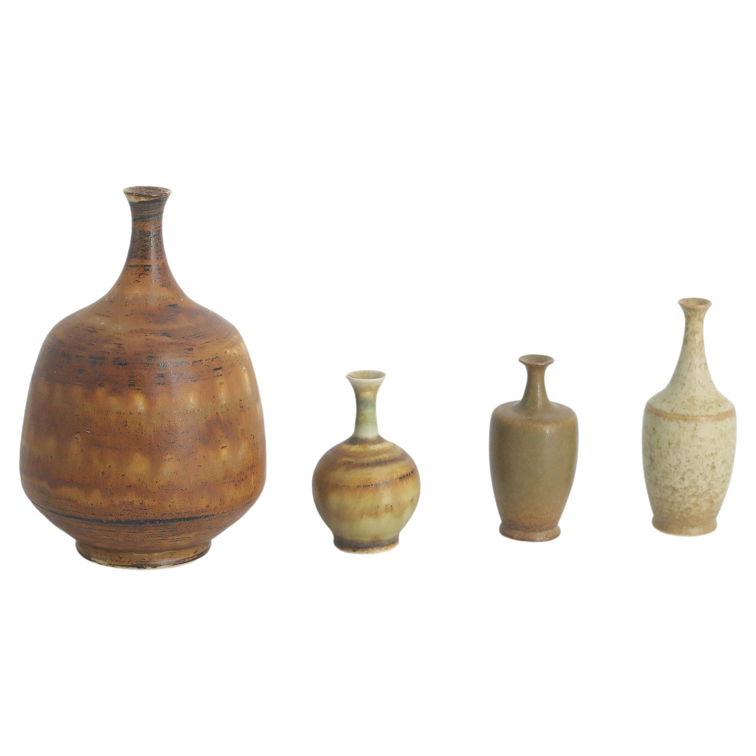 Ensemble de 4 petits vases en grès marron de collection du milieu du siècle dernier