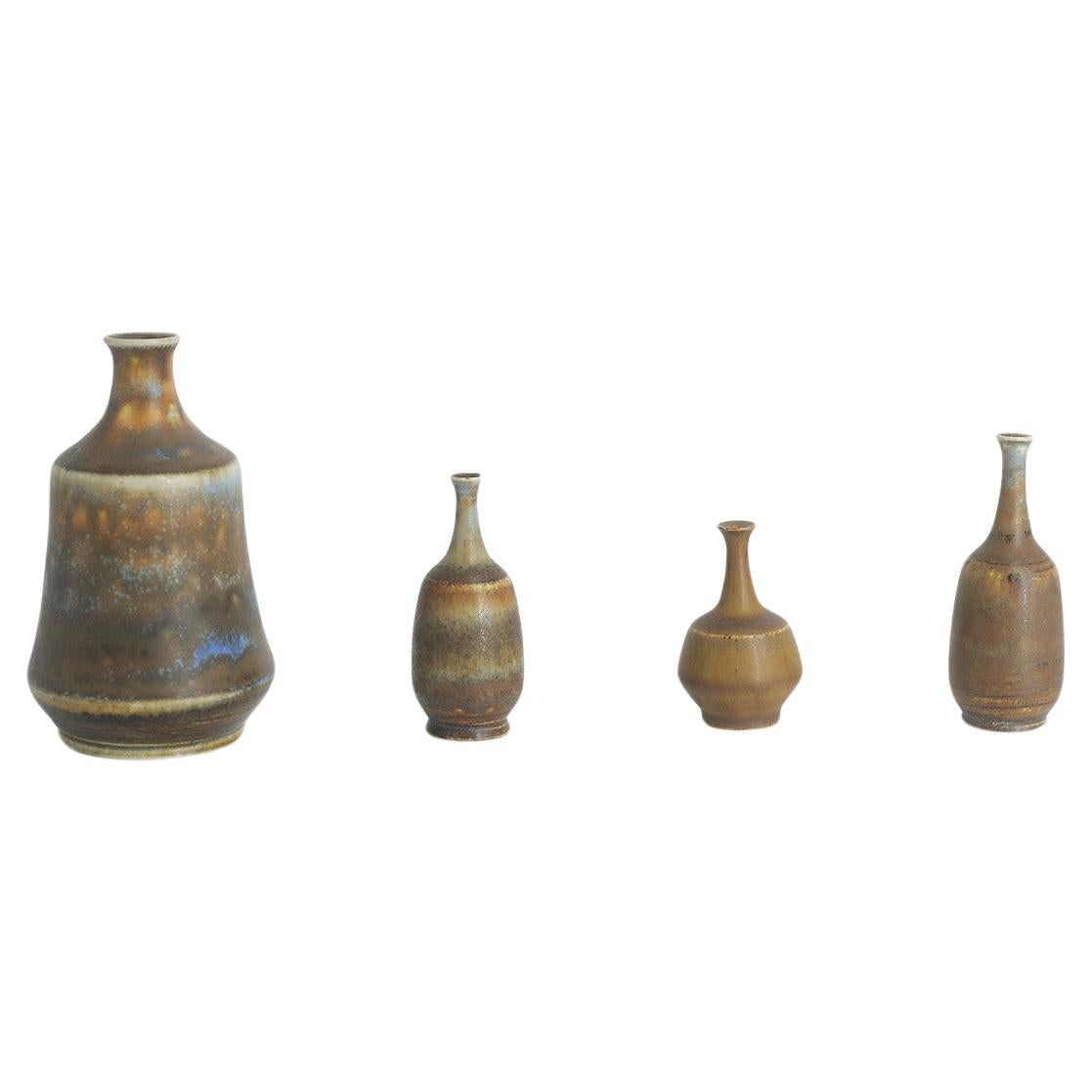 Satz von 4 kleinen skandinavisch-modernen Sammlervasen aus braunem Steingut aus der Jahrhundertmitte im Angebot
