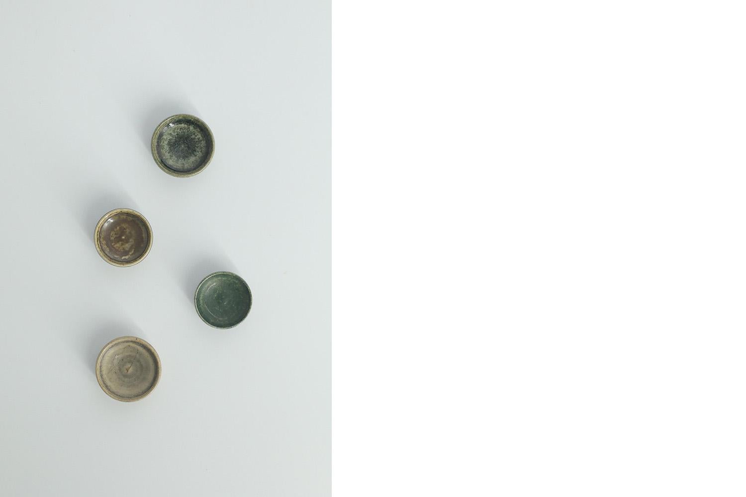 Set aus 4 kleinen skandinavisch-modernen Sammlerschalen aus braunem Steingut aus der Jahrhundertmitte  (Schwedisch) im Angebot