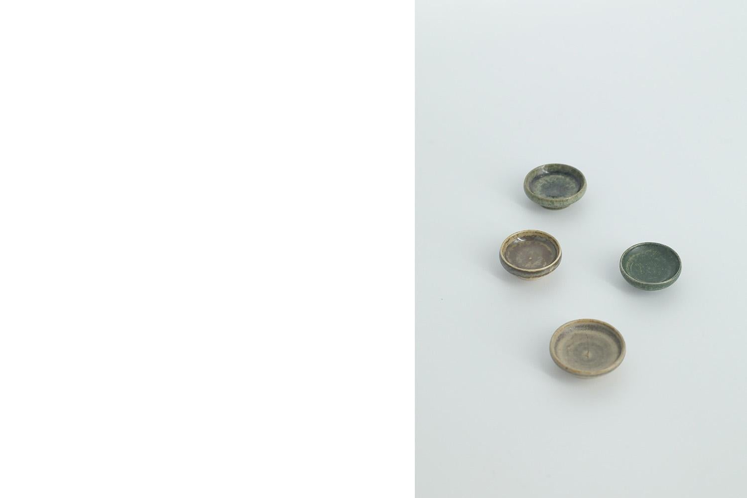 Set aus 4 kleinen skandinavisch-modernen Sammlerschalen aus braunem Steingut aus der Jahrhundertmitte  (Mitte des 20. Jahrhunderts) im Angebot