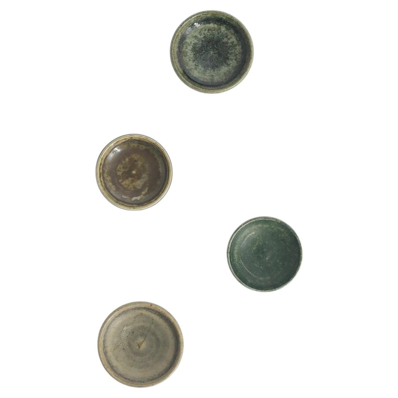 Set aus 4 kleinen skandinavisch-modernen Sammlerschalen aus braunem Steingut aus der Jahrhundertmitte 