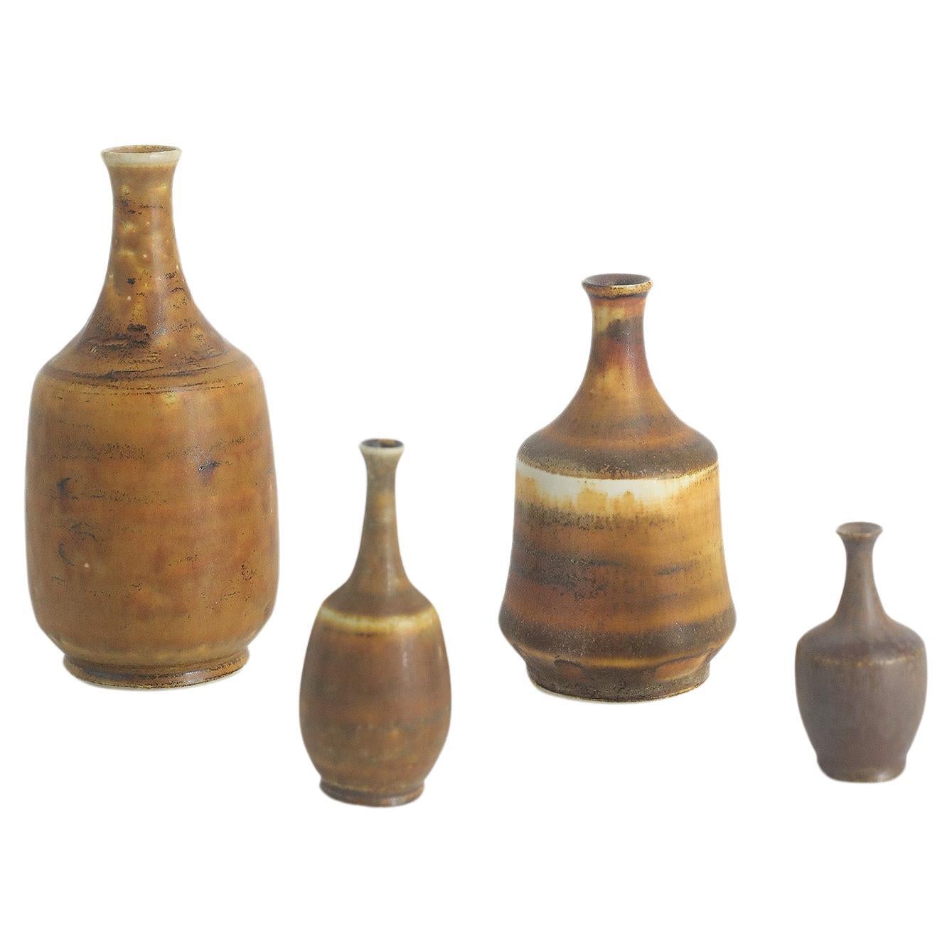 Satz von 4 kleinen MidCentury Swedish Modern Collectible Honey Brown Steingut Vase 
