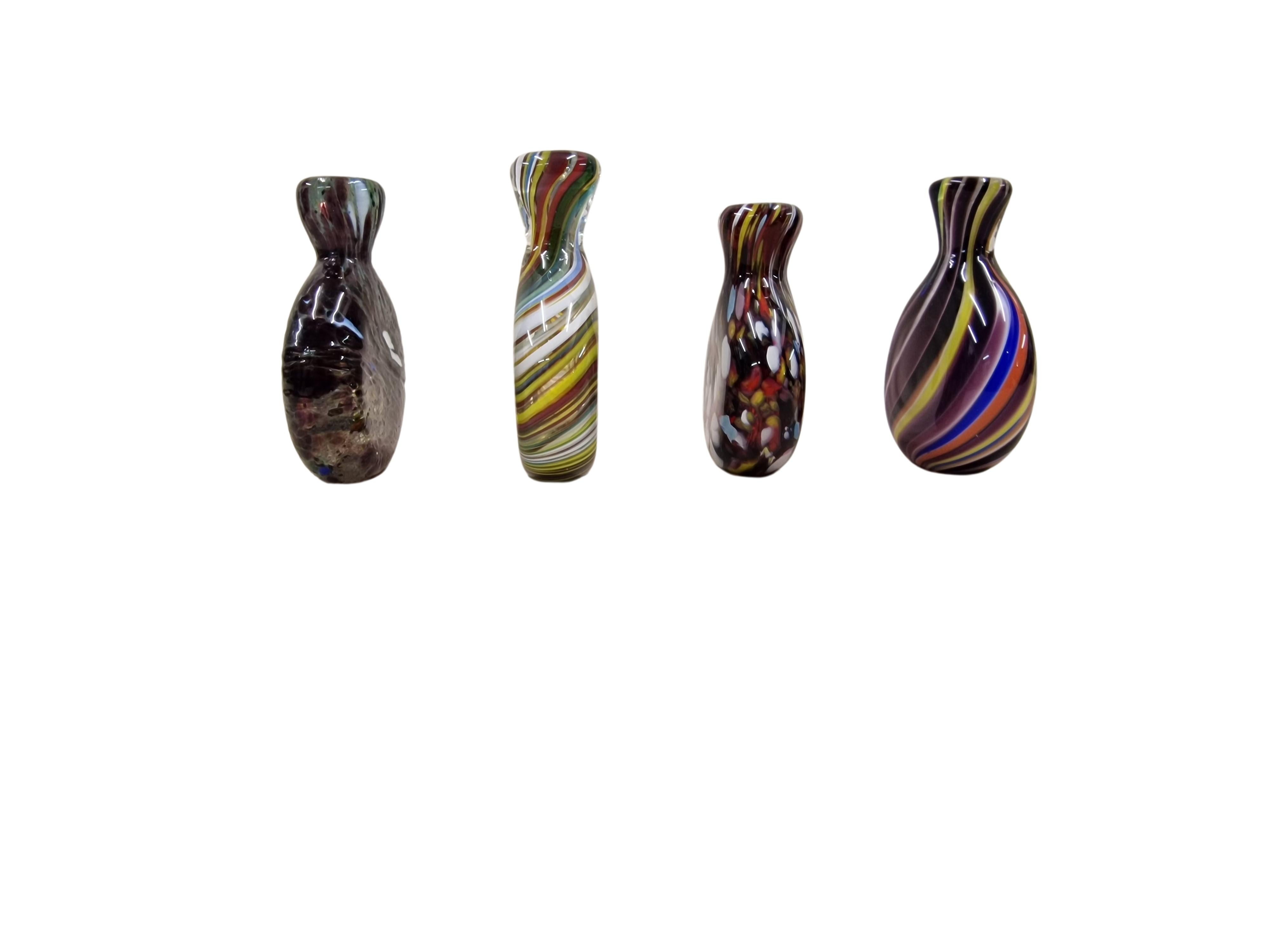 Satz von vier Schnupftabakflaschen aus Glas, sehr selten aus den 1960er/70er Jahren, hergestellt von einer der Glashütten - wahrscheinlich Joska Kristall, im Böhmerwald, Deutschland.

Es handelt sich um Sammlungsstücke, die in einer meisterhaften