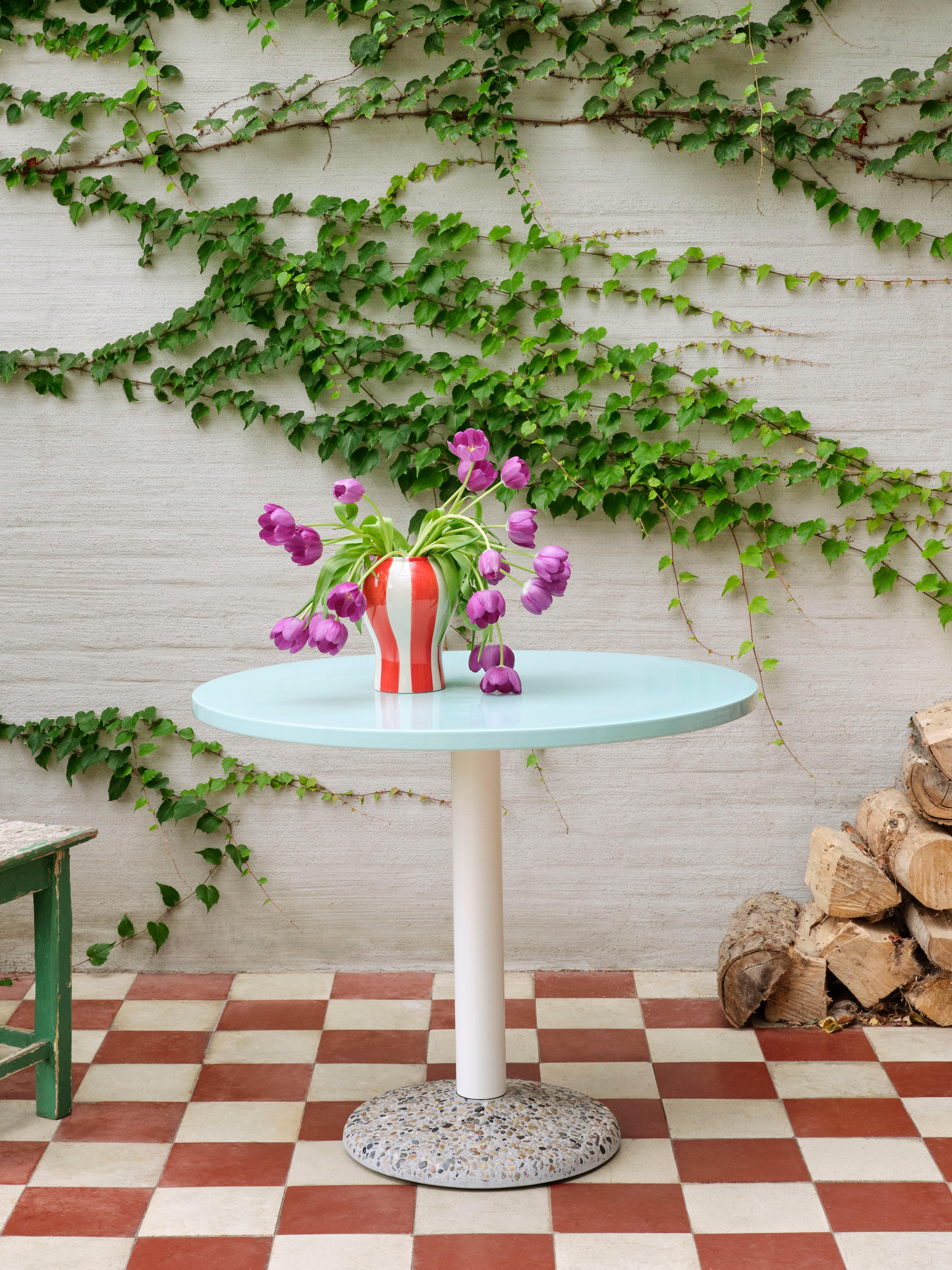 Parte di una collaborazione di design tra HAY e l'artista Laila Gohar che celebra la gioia di incontrare la famiglia e gli amici davanti a un buon pasto, il Sobremesa Stripe Vase è un vaso decorativo progettato per aggiungere atmosfera a qualsiasi