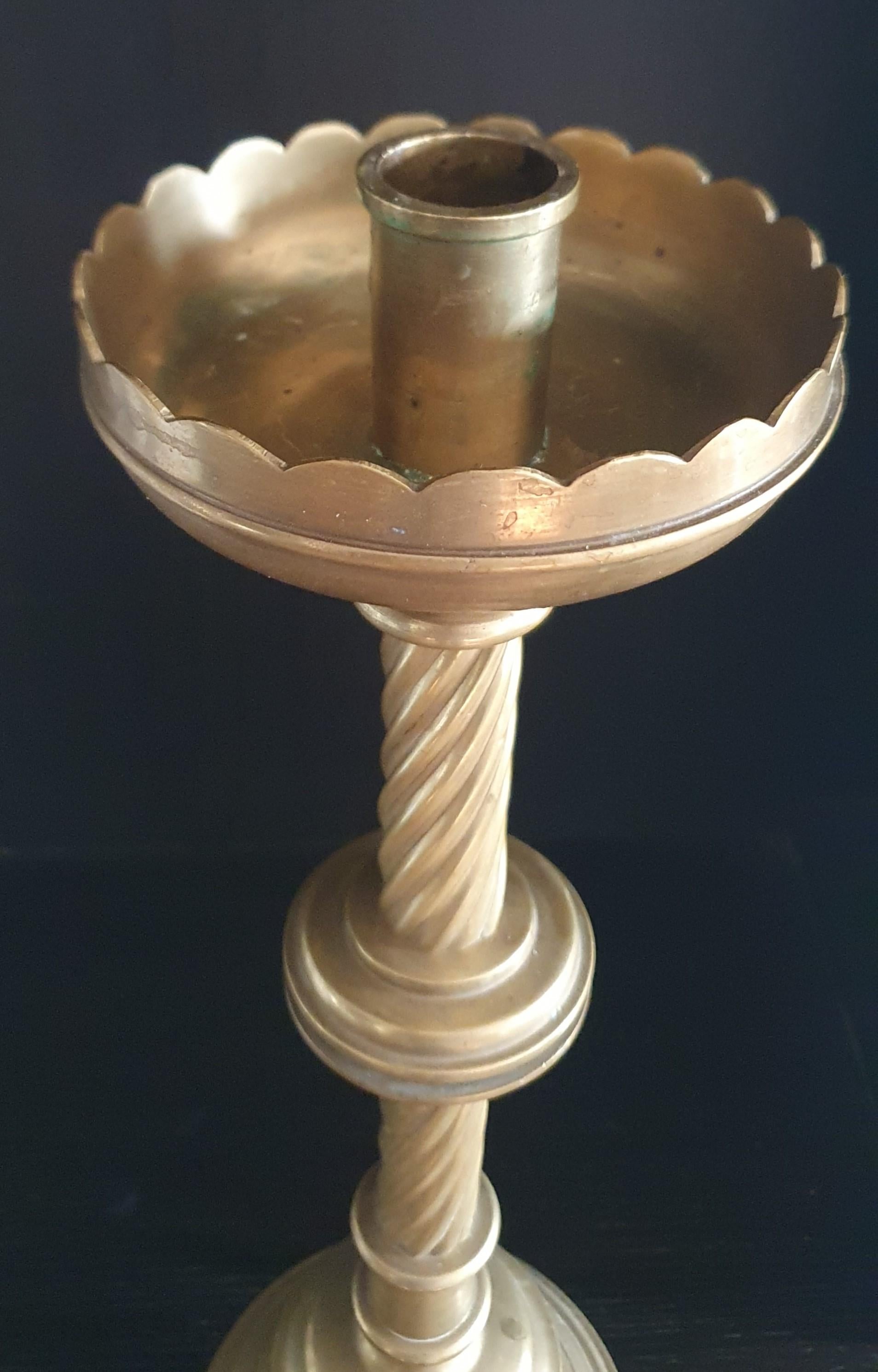 Set of 4 Solid cast Brass Church style tall heavy Candlesticks In Good Condition For Sale In London, GB