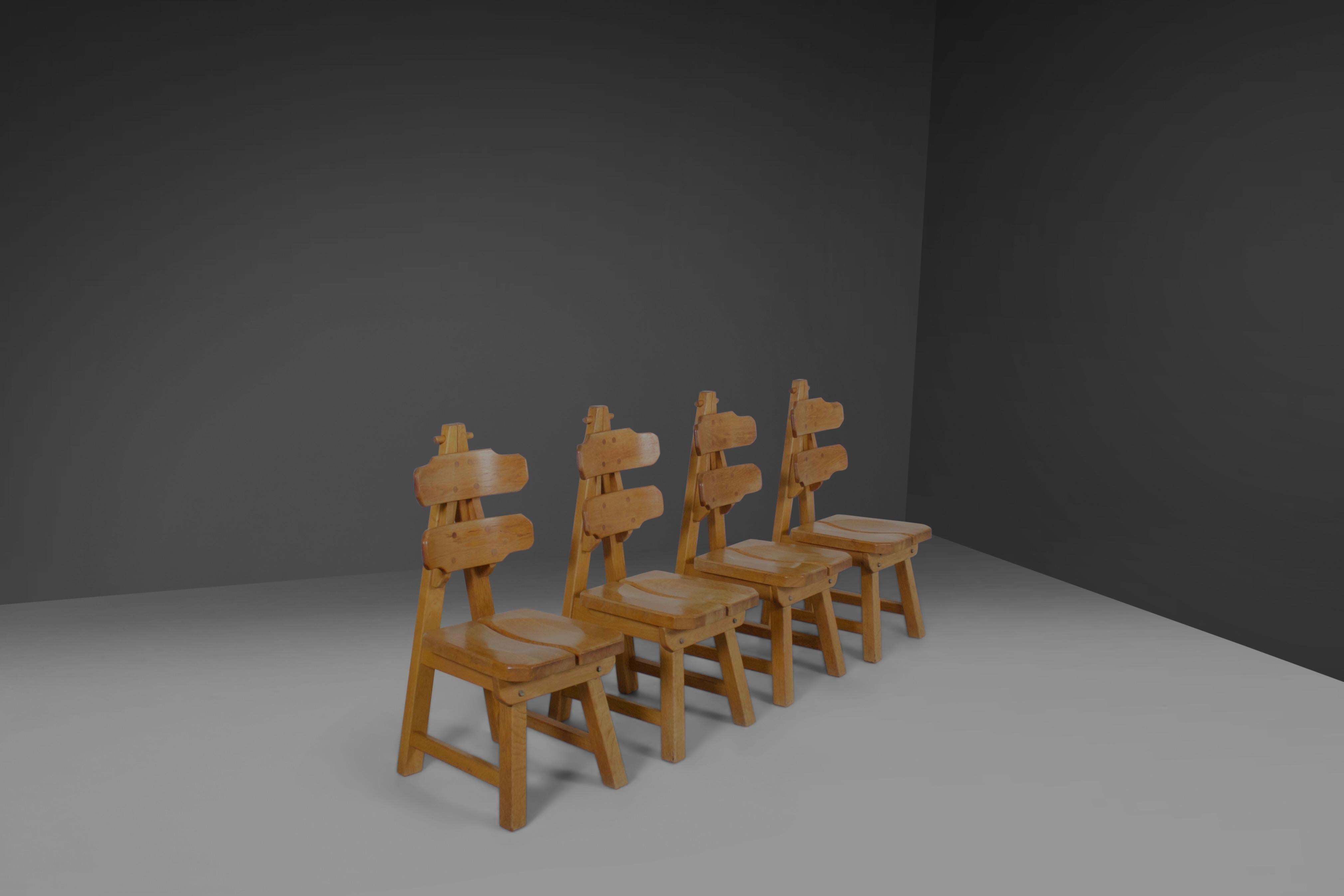 Chaises sculpturales très impressionnantes en très bon état.

Ces chaises ont été fabriquées dans les années 1970 en Espagne.

Ils sont fabriqués en bois de chêne massif et construits avec des joints visibles.

L'assise et le dossier incurvés
