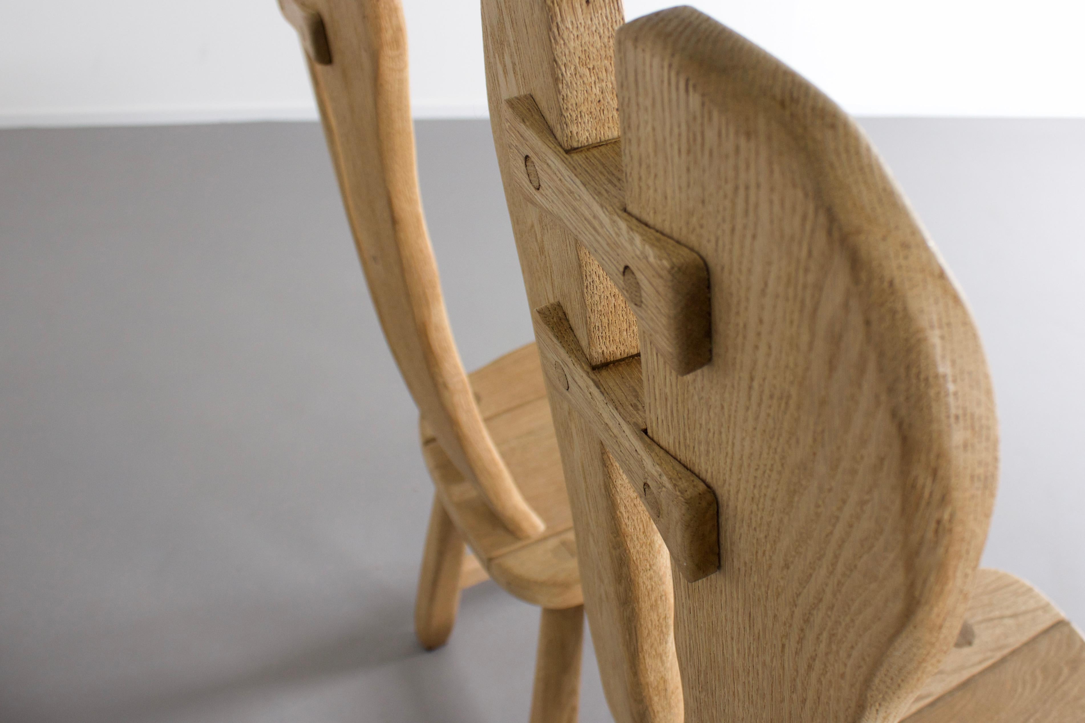 Legno Set di 4 sedie brutaliste in Oak massiccio di De Puyt, Belgio, anni '70 in vendita