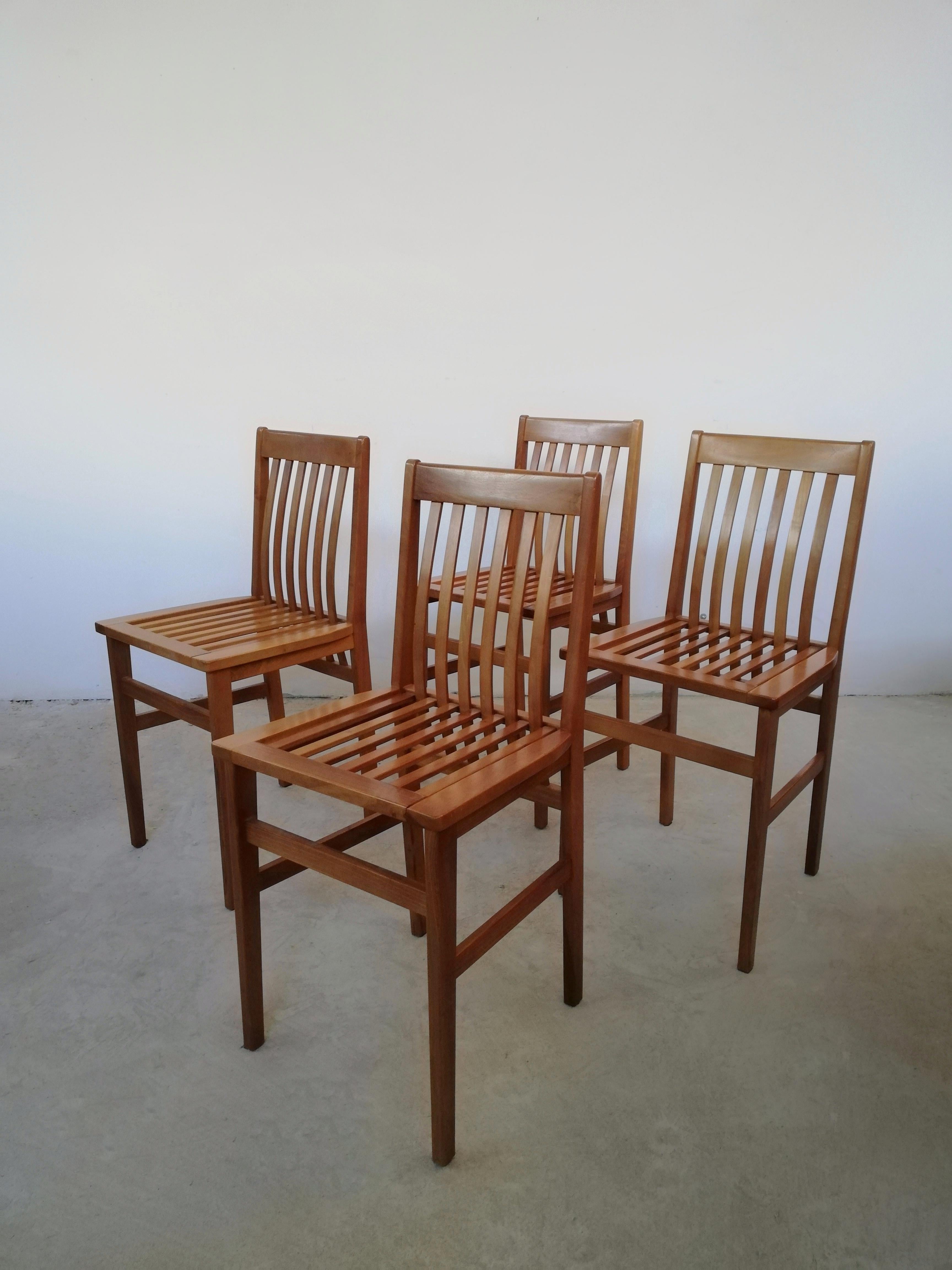 Ensemble de 4 chaises « Milan » en bois massif conçues par Aldo Rossi pour Molteni Bon état - En vente à Roma, IT