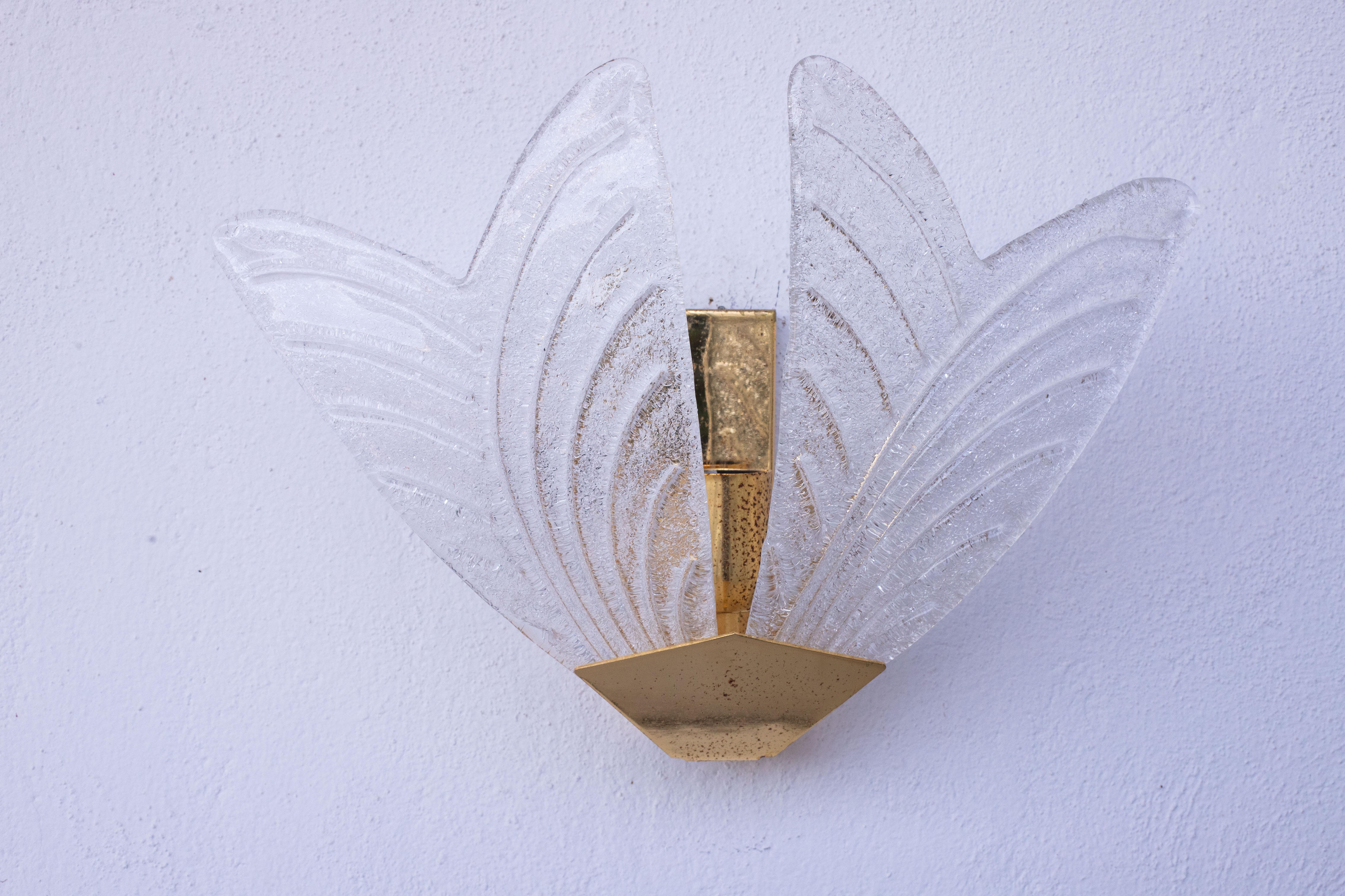 Gorgeous set consisting of 4 Murano glass wall lights with two leaves each

Period: circa 1970.

Lights measure 30 cm high, width measures 38 centimeters.

Mounts 1 e27 lights, with possibility of rewiring for US.

Some signs of time on the frame,