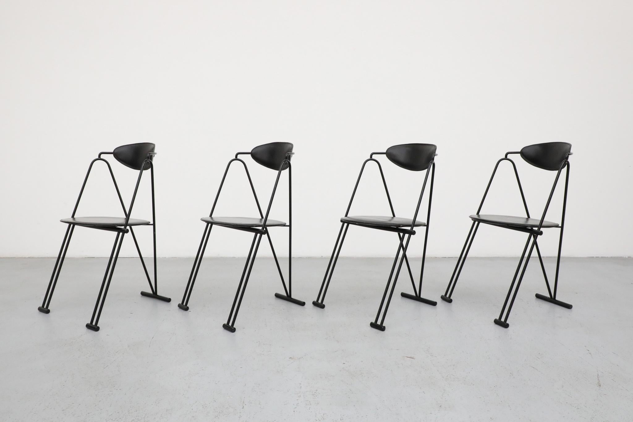 Dieses grafische und skulpturale Set aus vier postmodernen Esszimmerstühlen aus Italien ist stark von der kühnen Ästhetik von Ettore Sottsass und der Memphis Group beeinflusst. Die in den 1980er Jahren entworfenen Stühle verfügen über schwarz