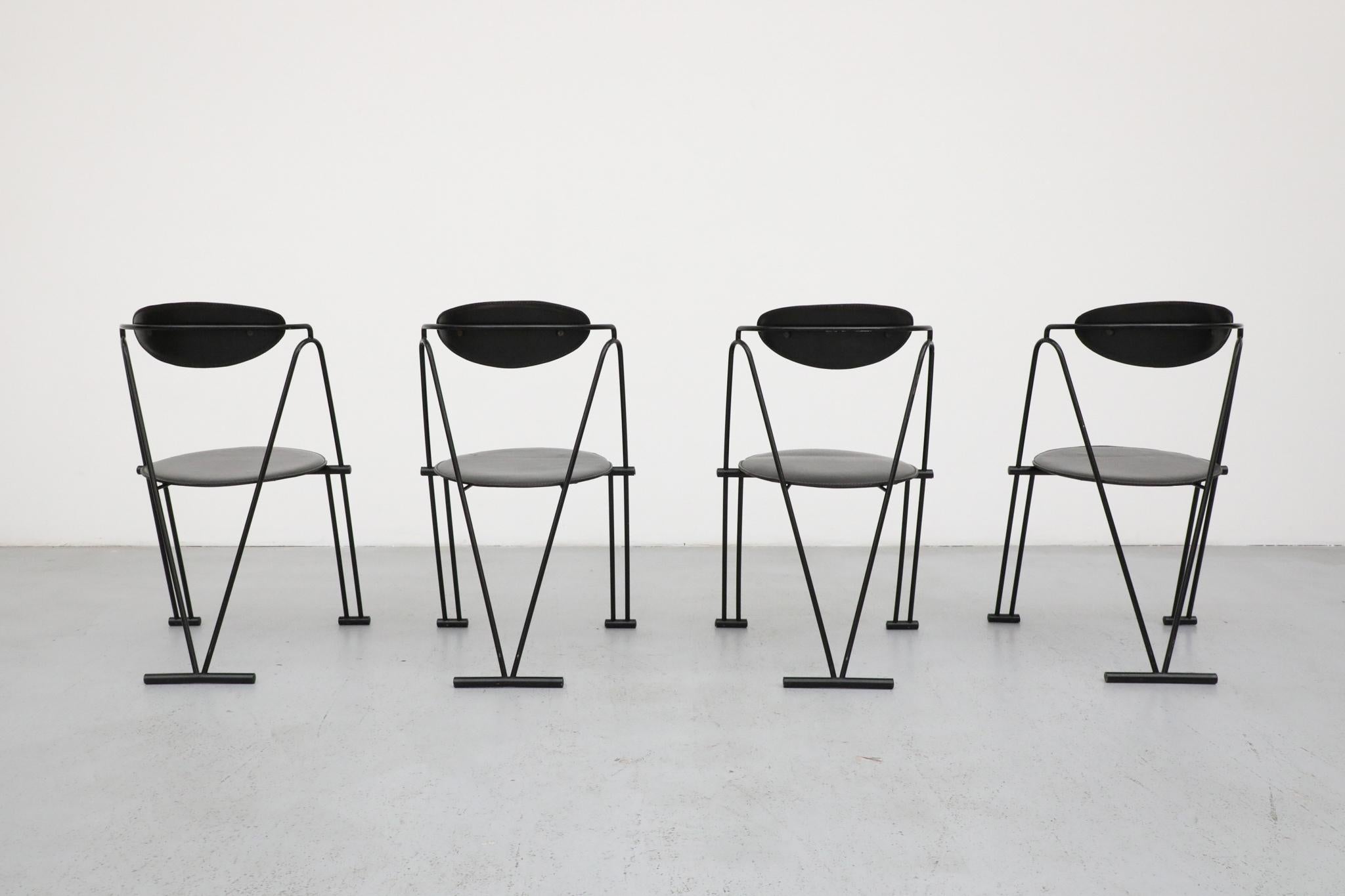 Satz von 4 von Sottsass inspirierten Esszimmerstühlen im Memphis-Stil (Emailliert) im Angebot