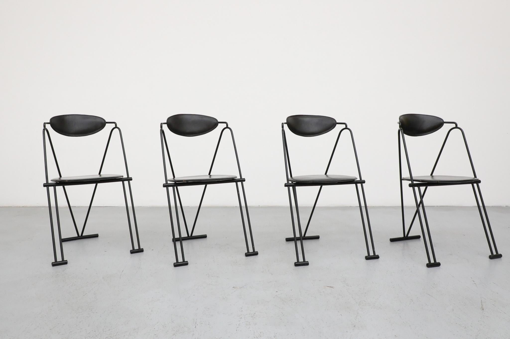 Satz von 4 von Sottsass inspirierten Esszimmerstühlen im Memphis-Stil (Metall) im Angebot