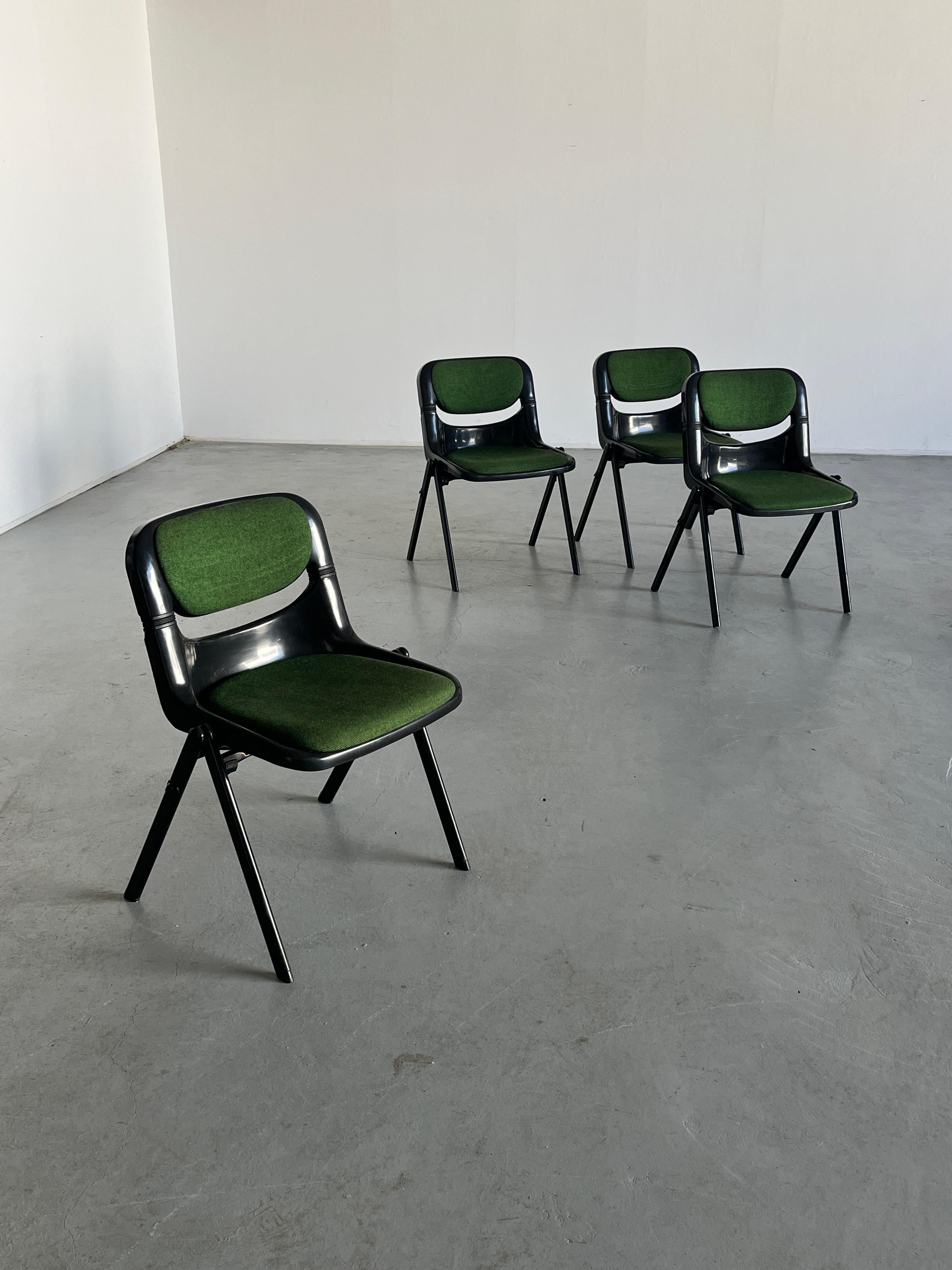 Conjunto de cuatro sillas de escritorio vintage de la era espacial diseñadas por Giancarlo Piretti y Emilio Abasz para Dorsal. Las sillas tienen una estructura de plástico negro con tapicería verde ligeramente estampada. Fabricado en Italia,