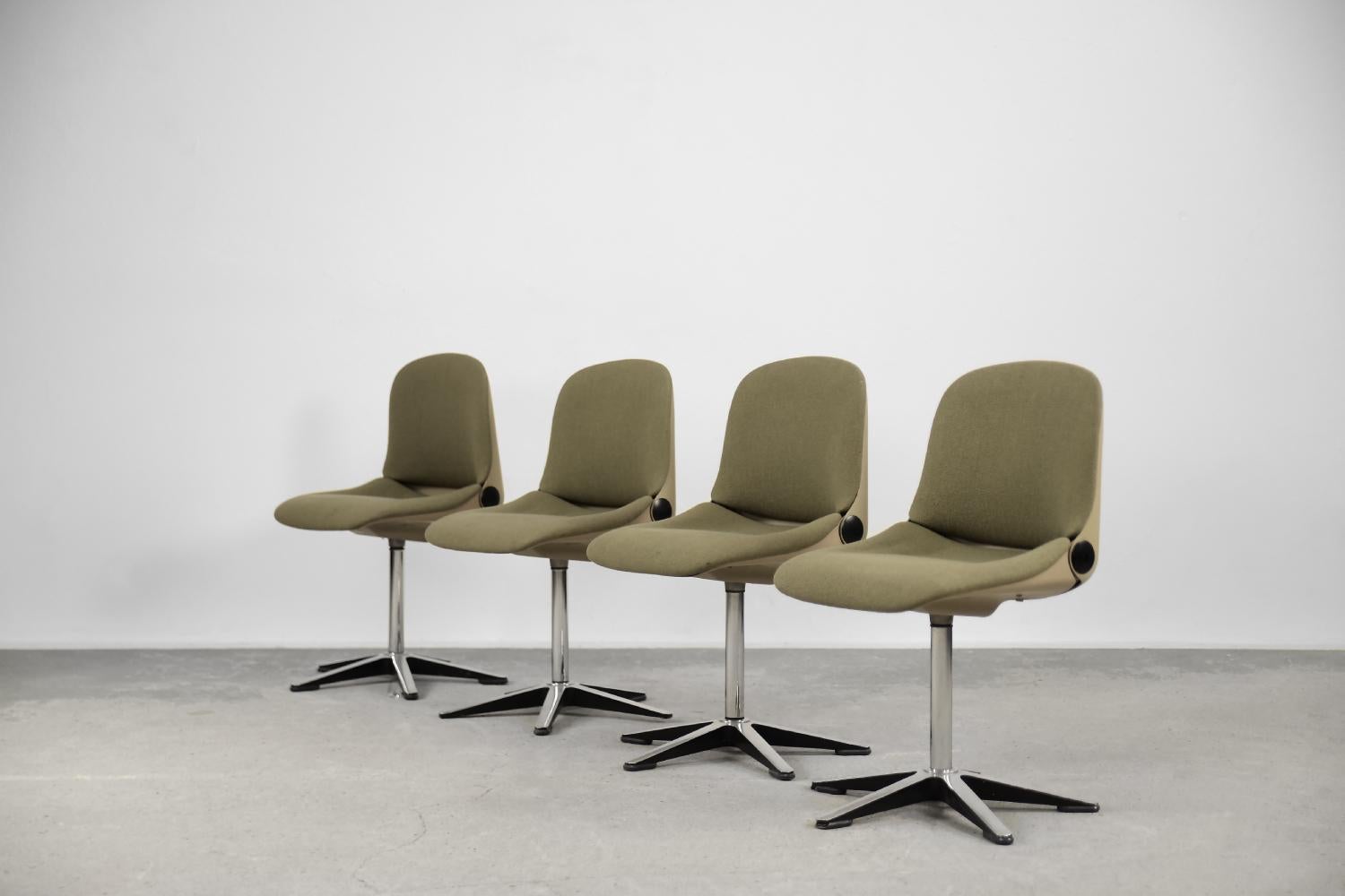This office chairs were designed by Wilhelm Ritz for the German manufacture Wilkhahn during the 1970s. Cataloged as the 232 model. This set was formed the basis of the company's success in the office chair segment. This non-classic design with a