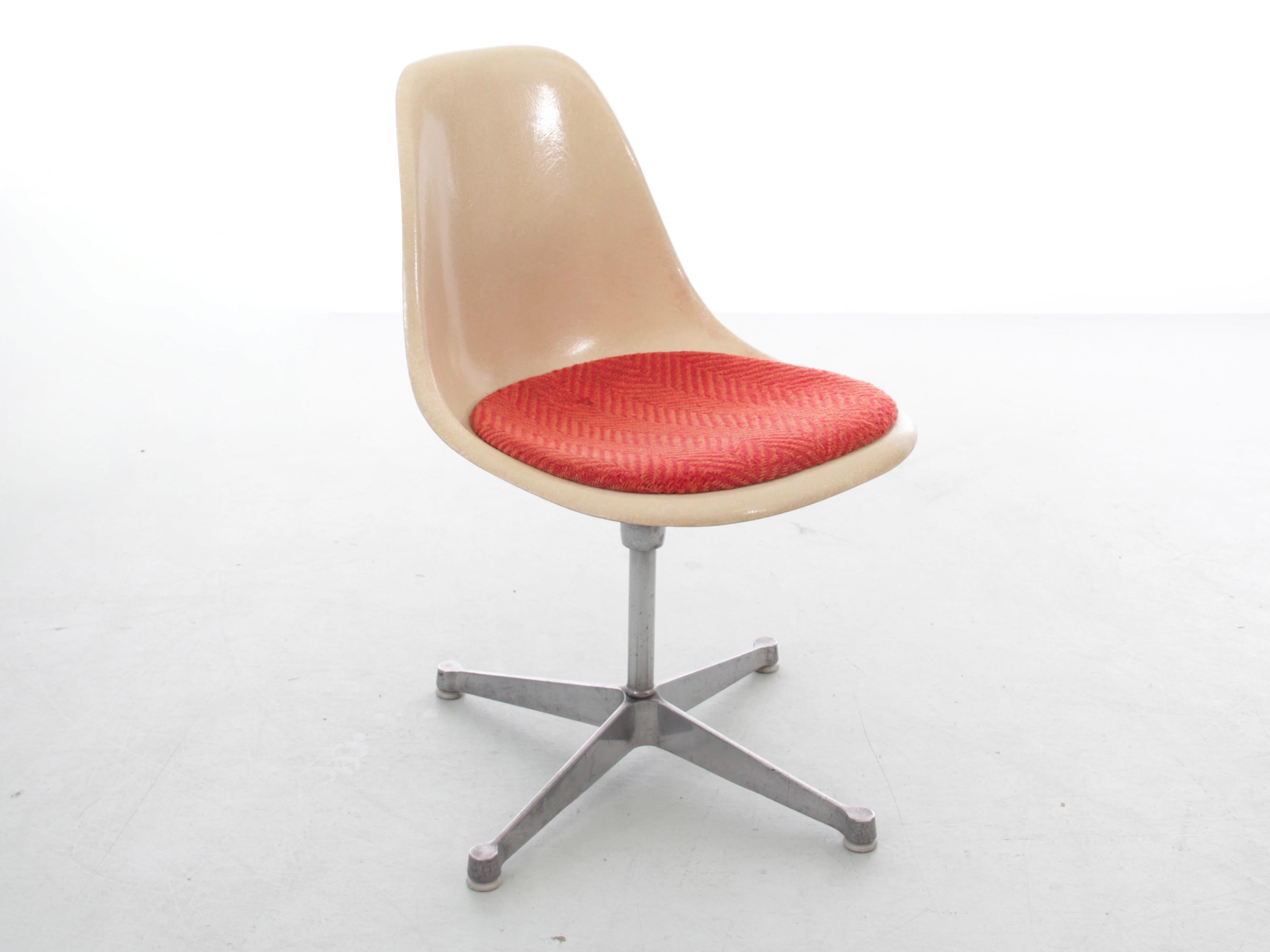 Satz von 4 A Space Age-Drehstühlen. Original-Polsterung. Charles Eames - Herman Mi im Angebot 3
