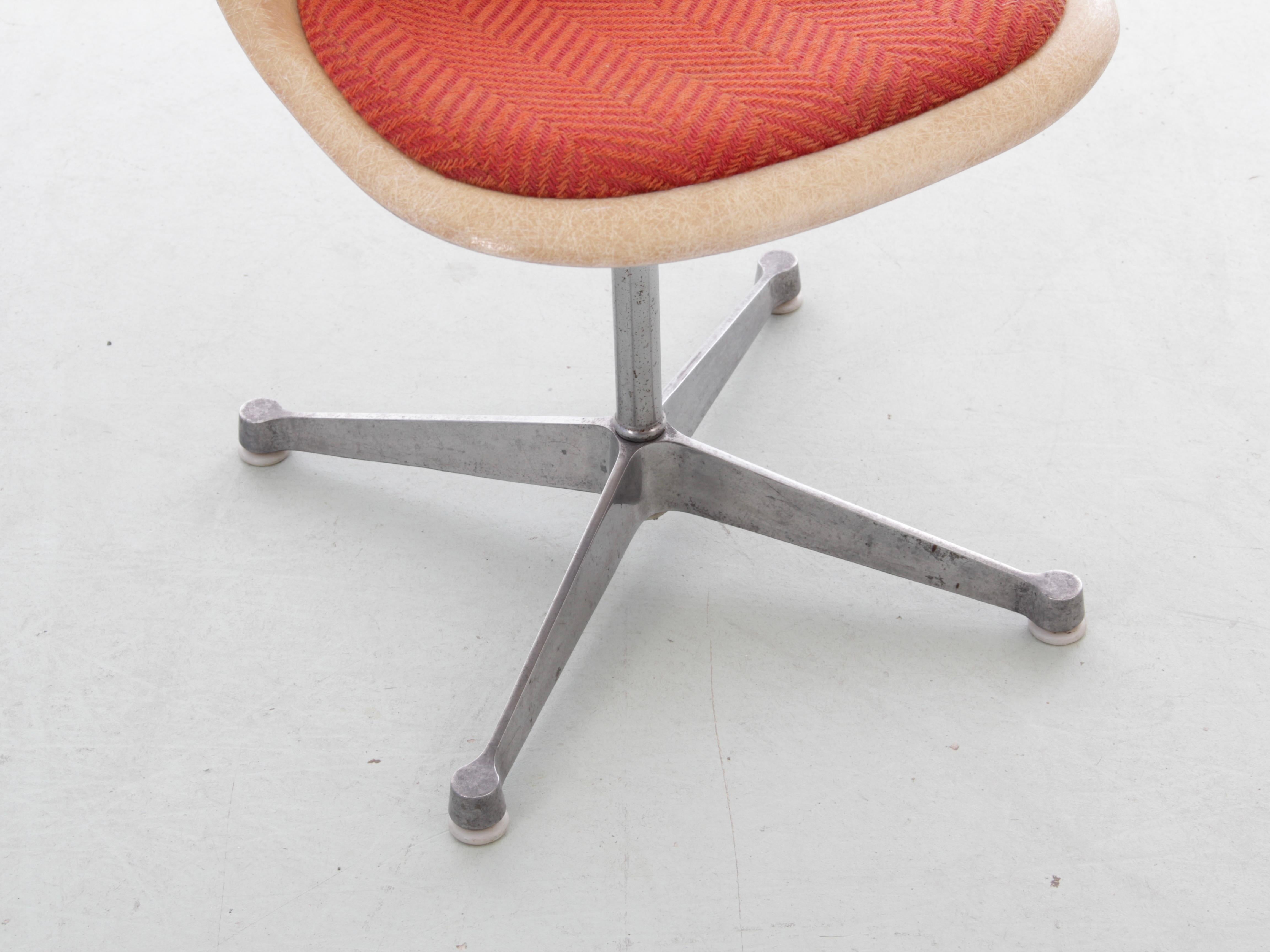 Satz von 4 A Space Age-Drehstühlen. Original-Polsterung. Charles Eames - Herman Mi im Angebot 8