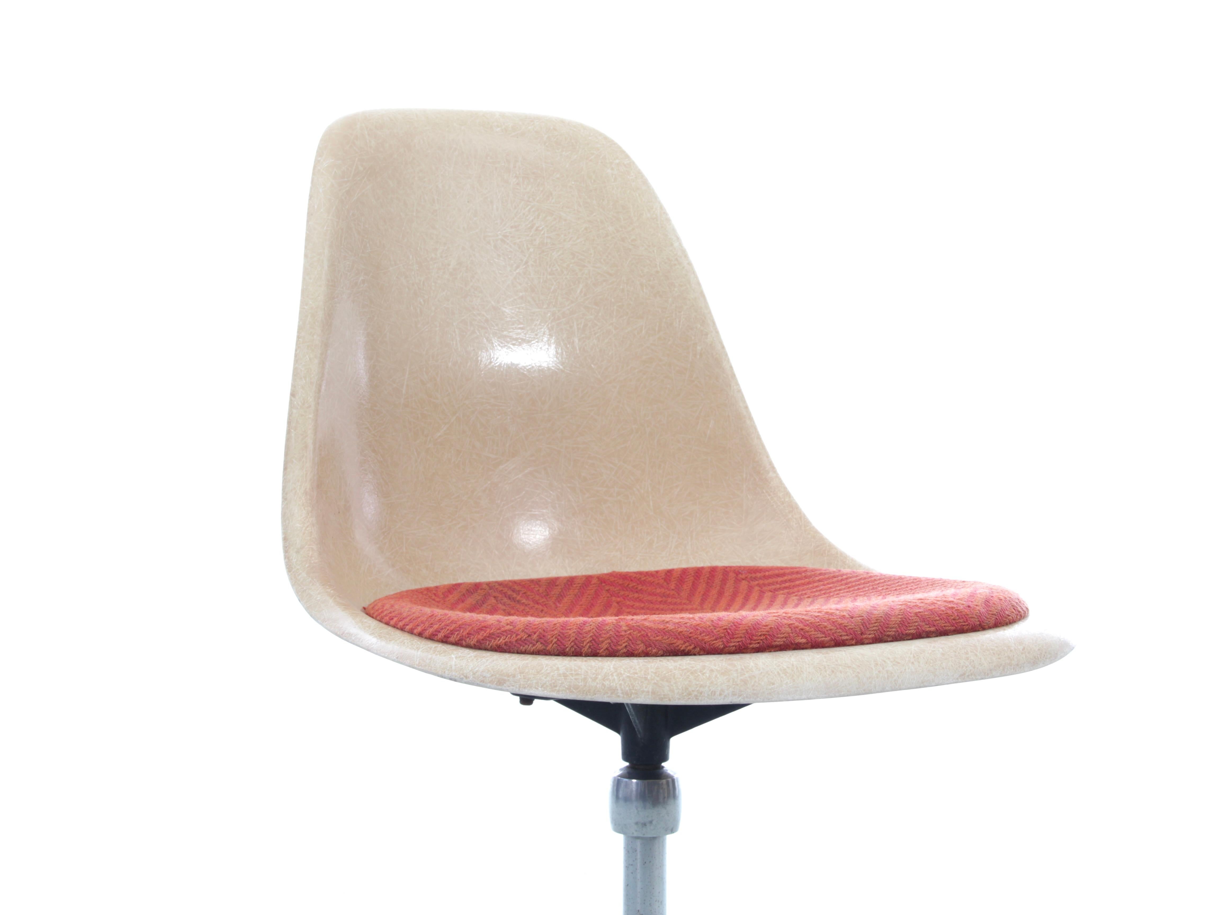 Satz von 4 A Space Age-Drehstühlen. Original-Polsterung. Charles Eames - Herman Mi im Angebot 9