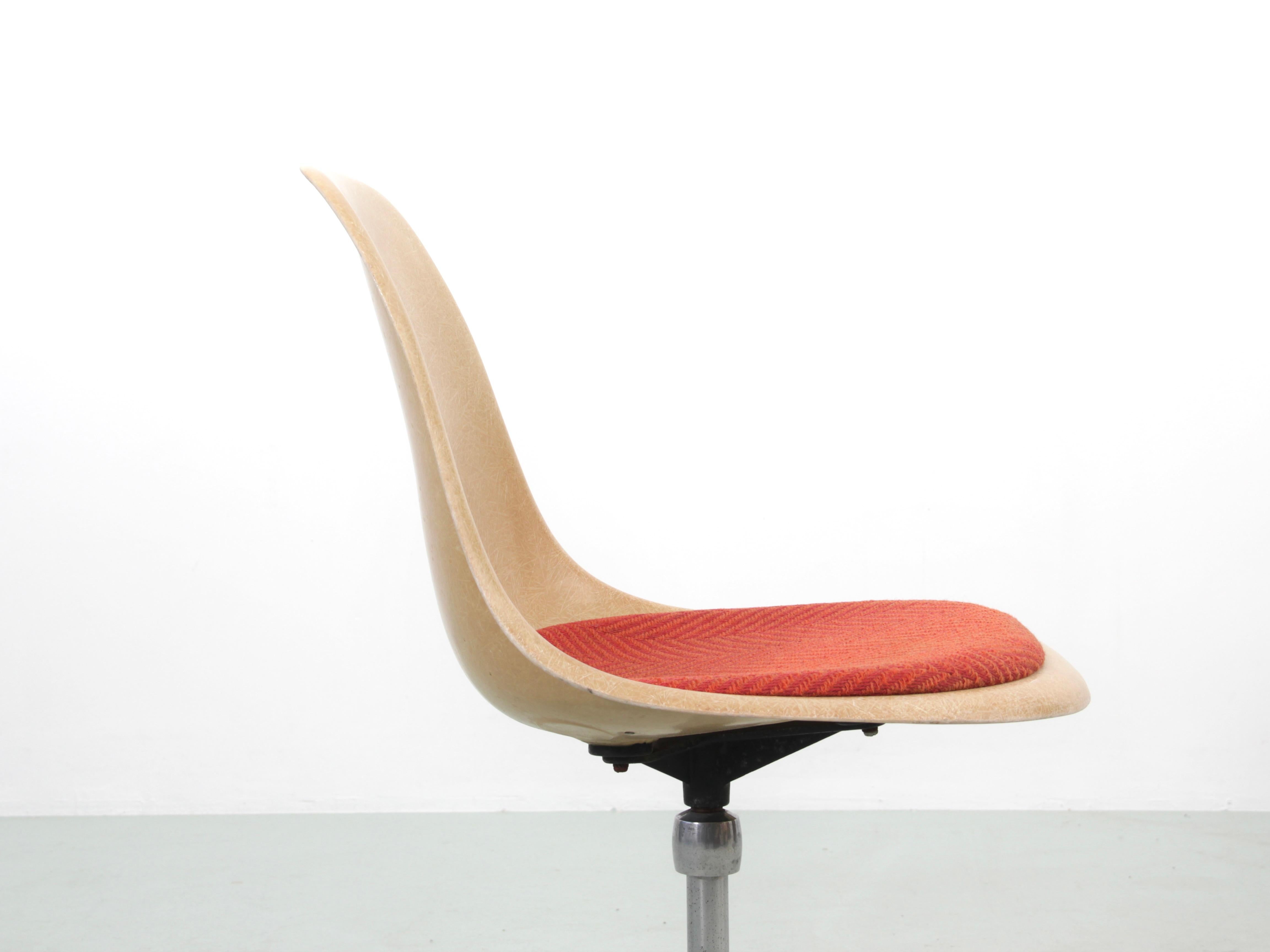 Satz von 4 A Space Age-Drehstühlen. Original-Polsterung. Charles Eames - Herman Mi im Angebot 11