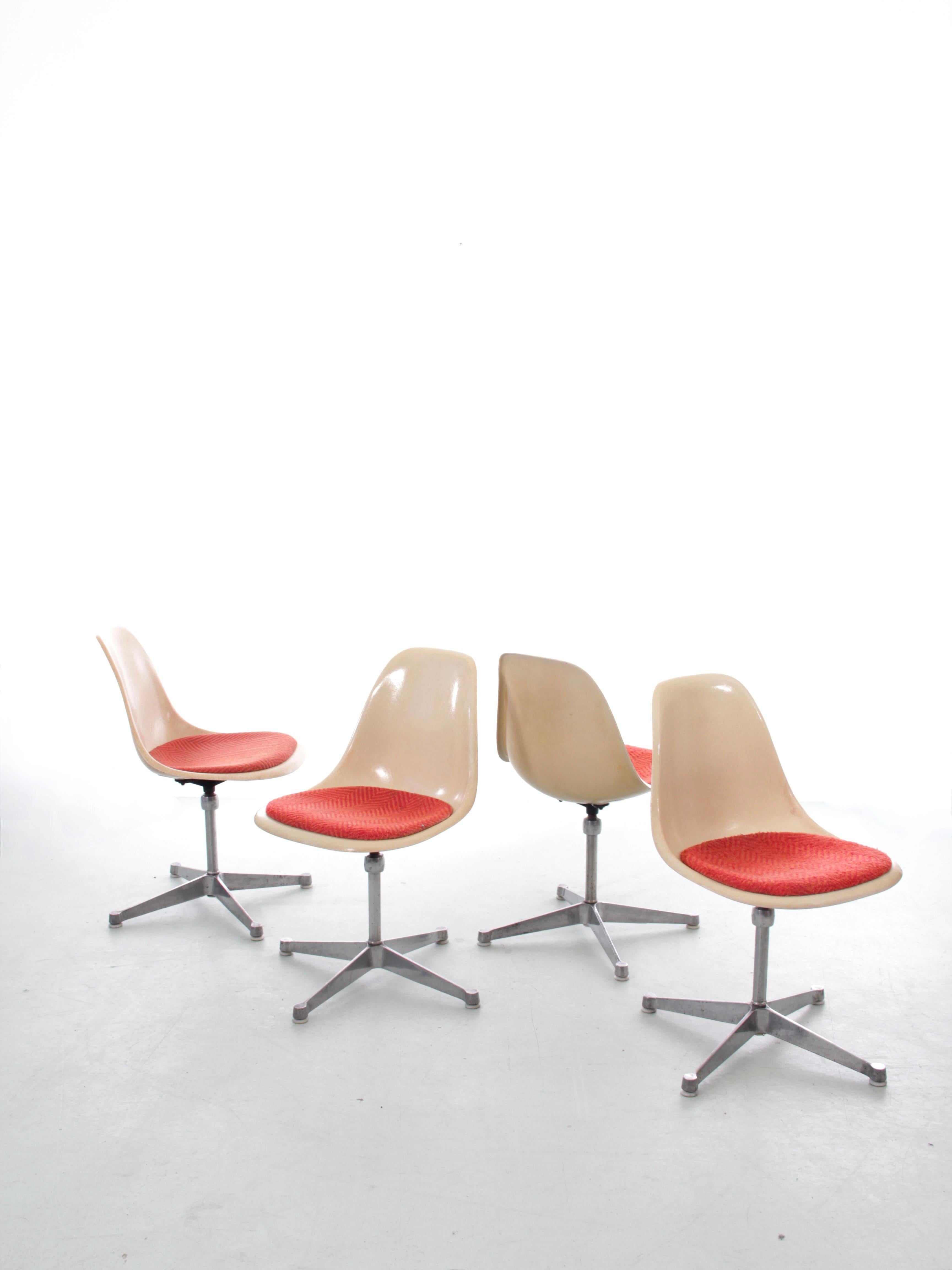 Satz von 4 A Space Age-Drehstühlen. Original-Polsterung. Charles Eames - Herman Mi (Moderne der Mitte des Jahrhunderts) im Angebot