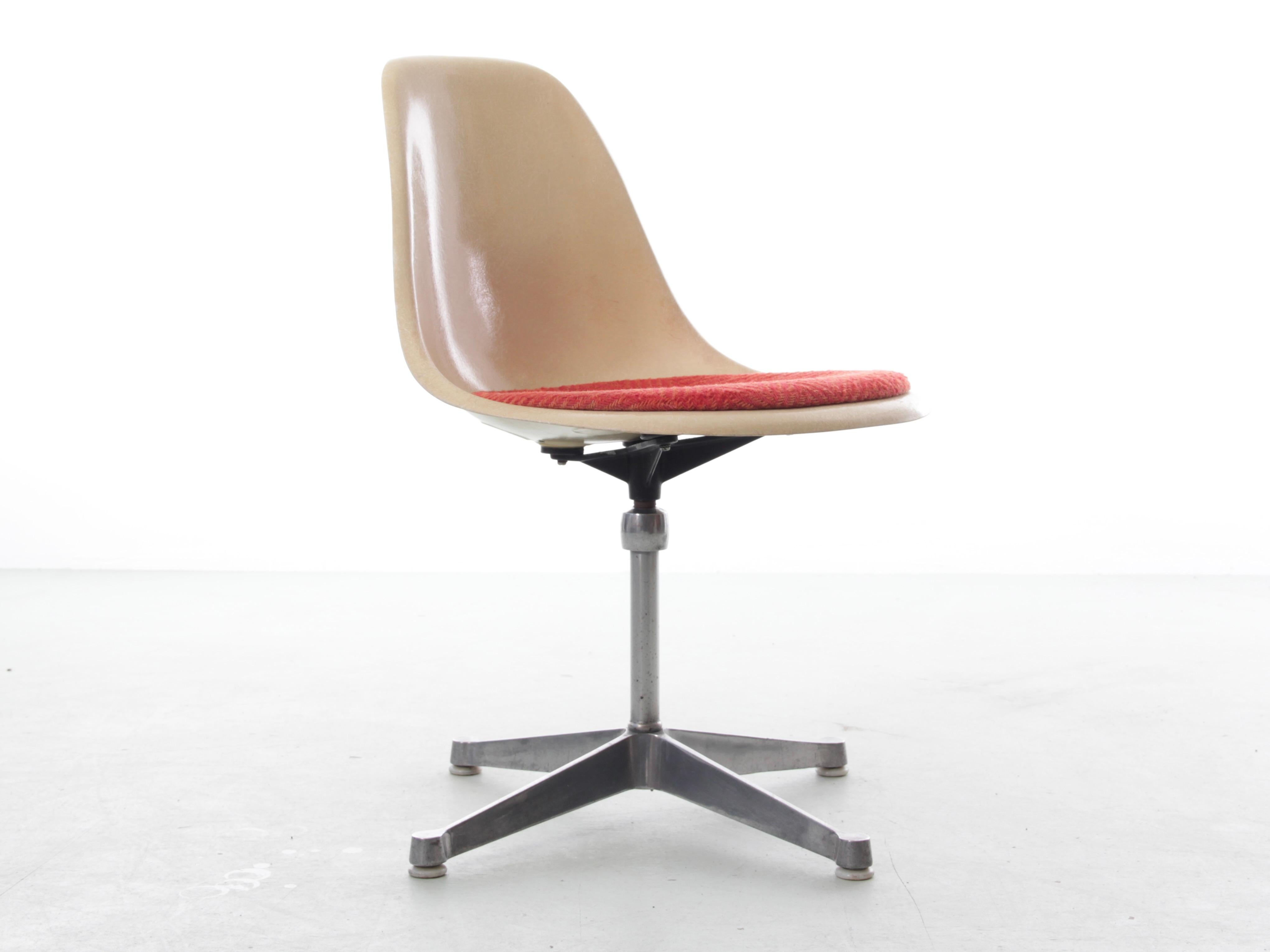 Satz von 4 A Space Age-Drehstühlen. Original-Polsterung. Charles Eames - Herman Mi (amerikanisch) im Angebot