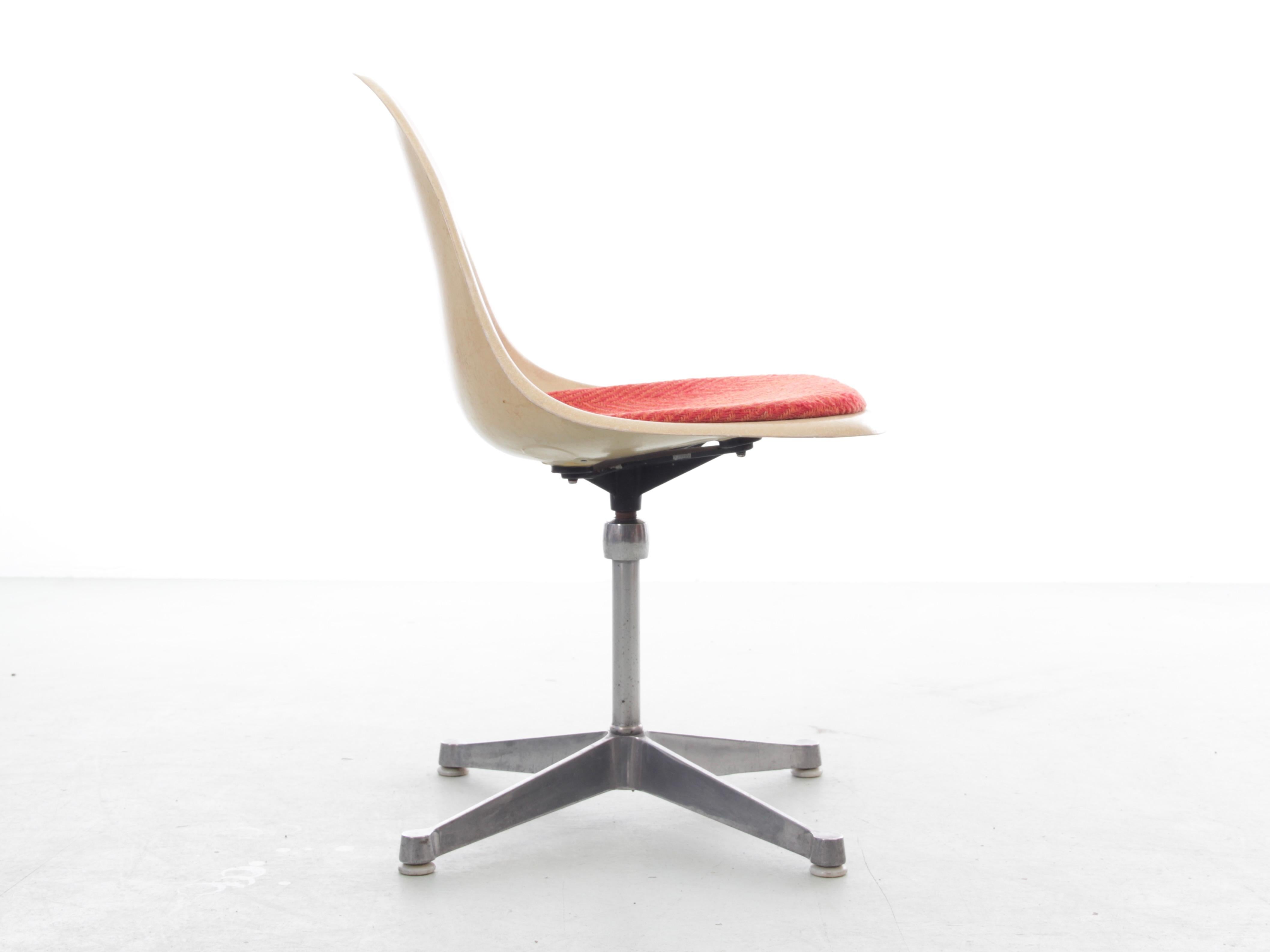 Satz von 4 A Space Age-Drehstühlen. Original-Polsterung. Charles Eames - Herman Mi (Mitte des 20. Jahrhunderts) im Angebot