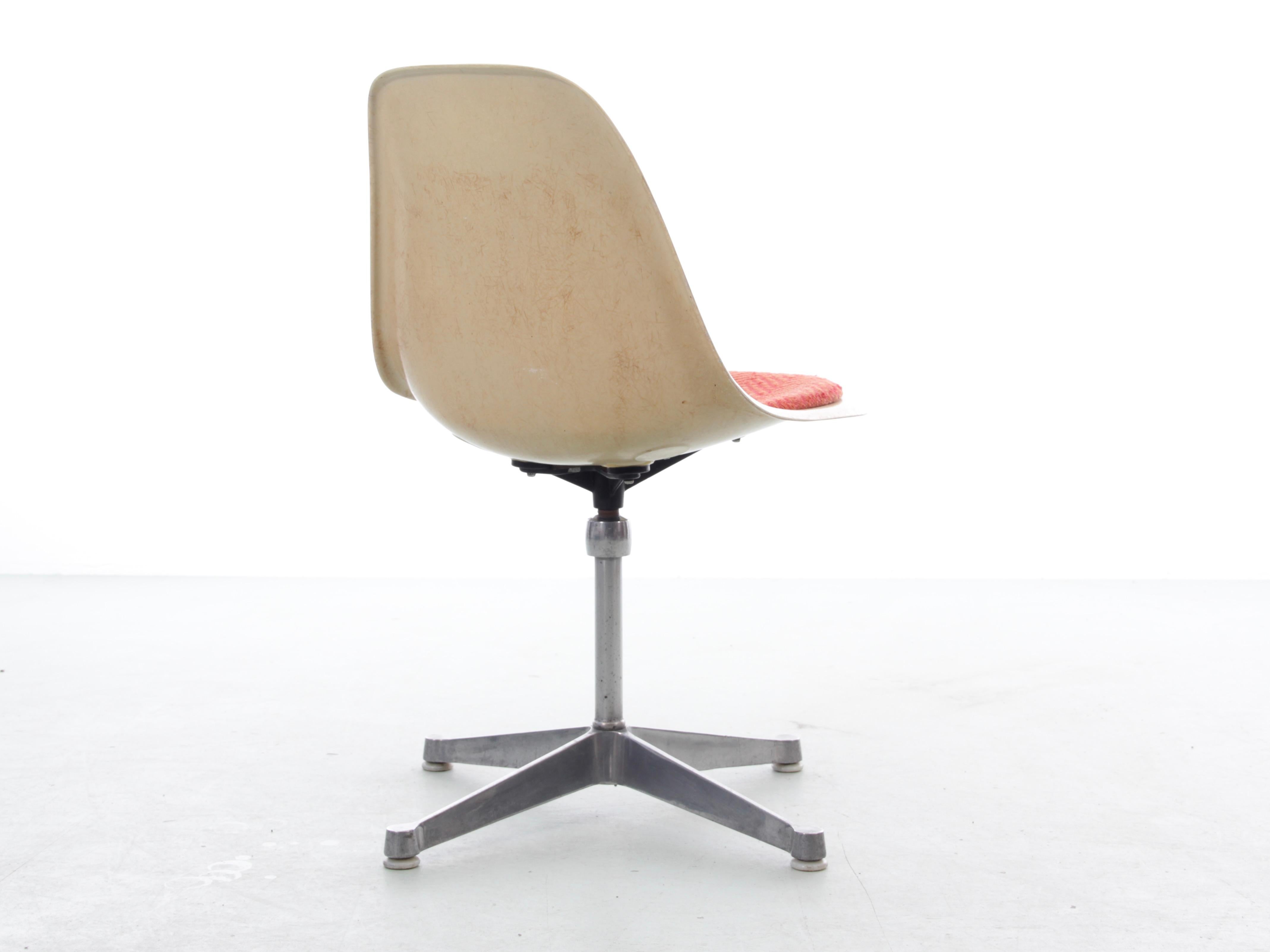 Satz von 4 A Space Age-Drehstühlen. Original-Polsterung. Charles Eames - Herman Mi (Stoff) im Angebot