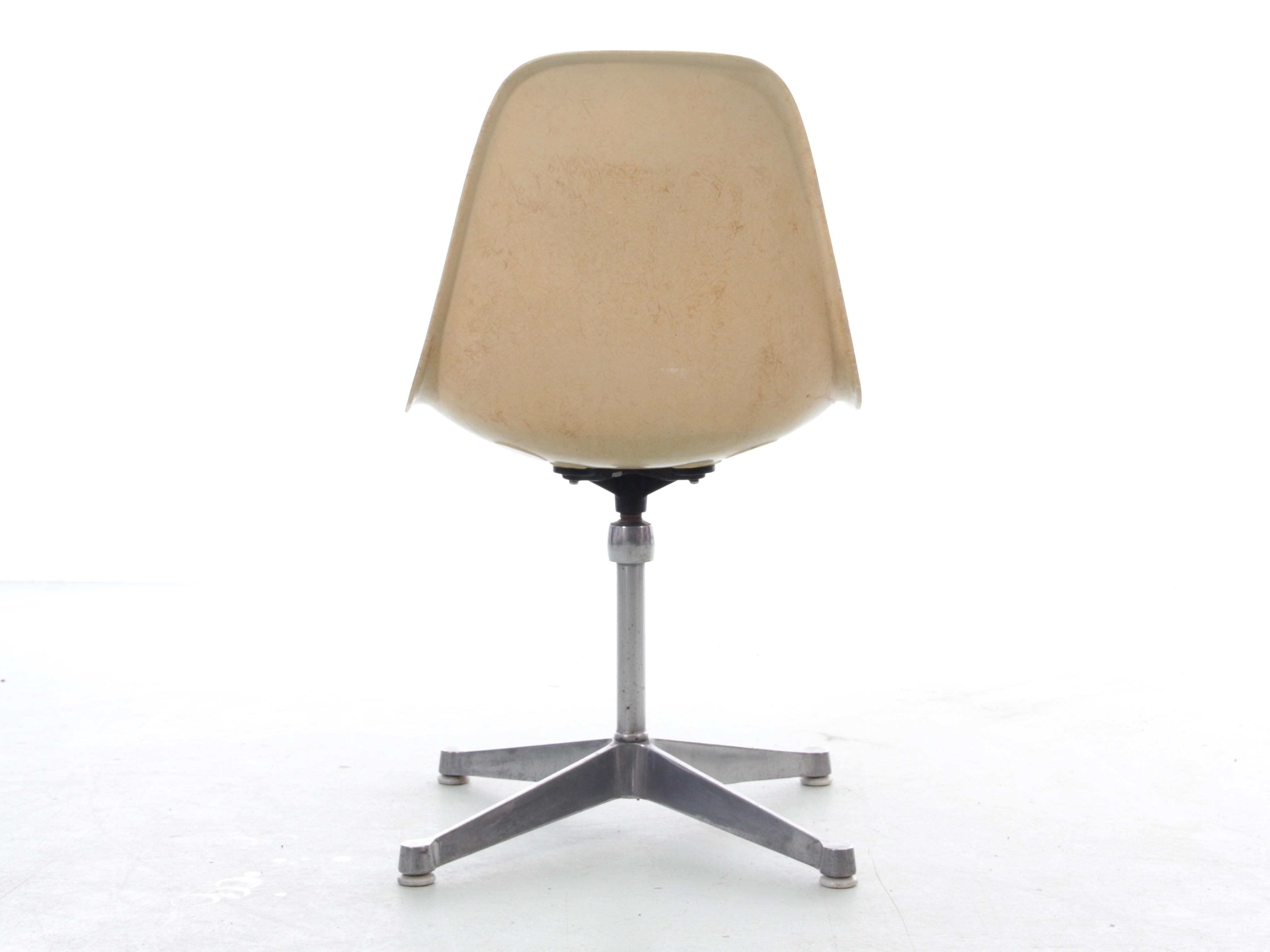 Satz von 4 A Space Age-Drehstühlen. Original-Polsterung. Charles Eames - Herman Mi im Angebot 1