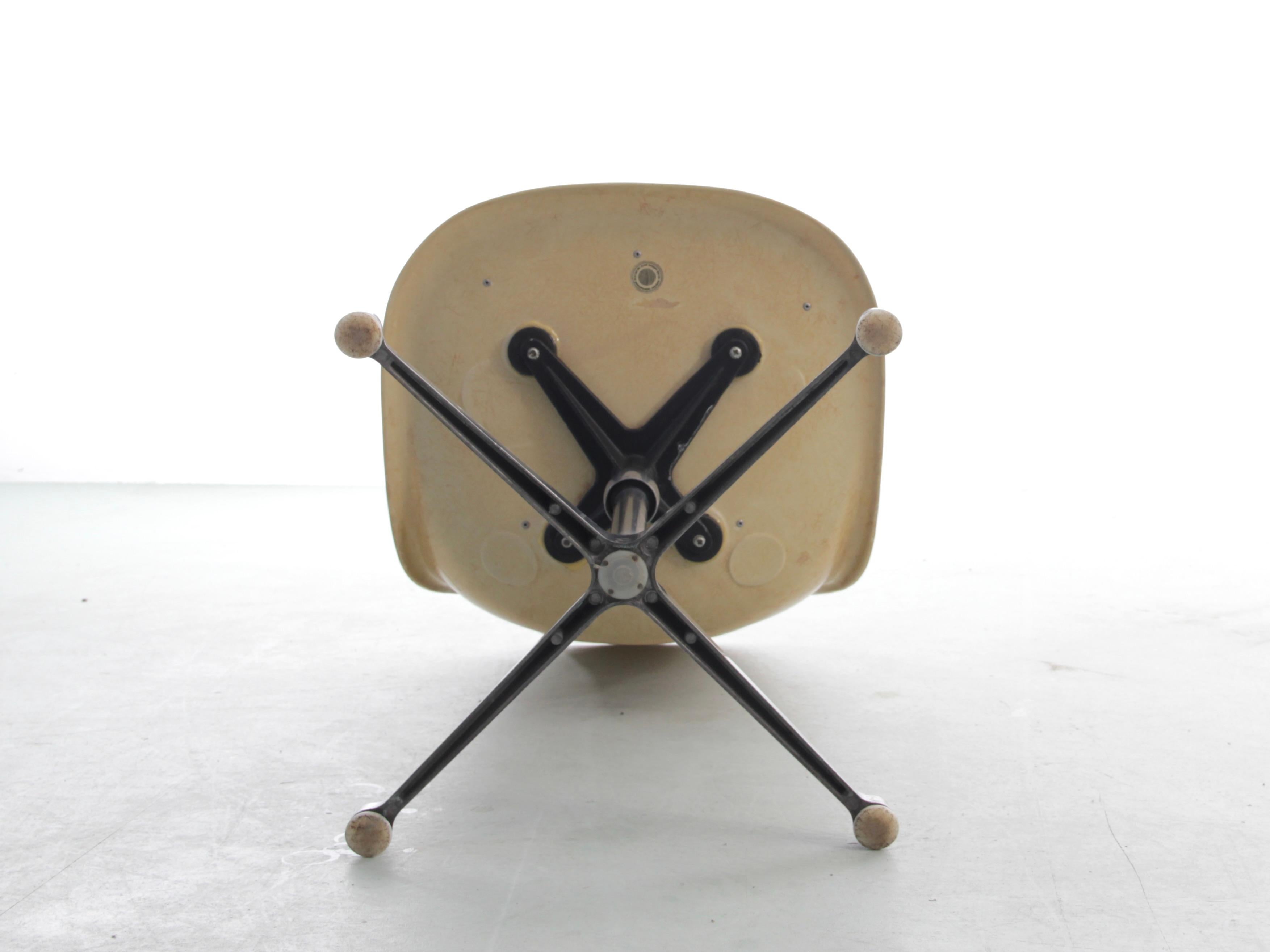 Satz von 4 A Space Age-Drehstühlen. Original-Polsterung. Charles Eames - Herman Mi im Angebot 2