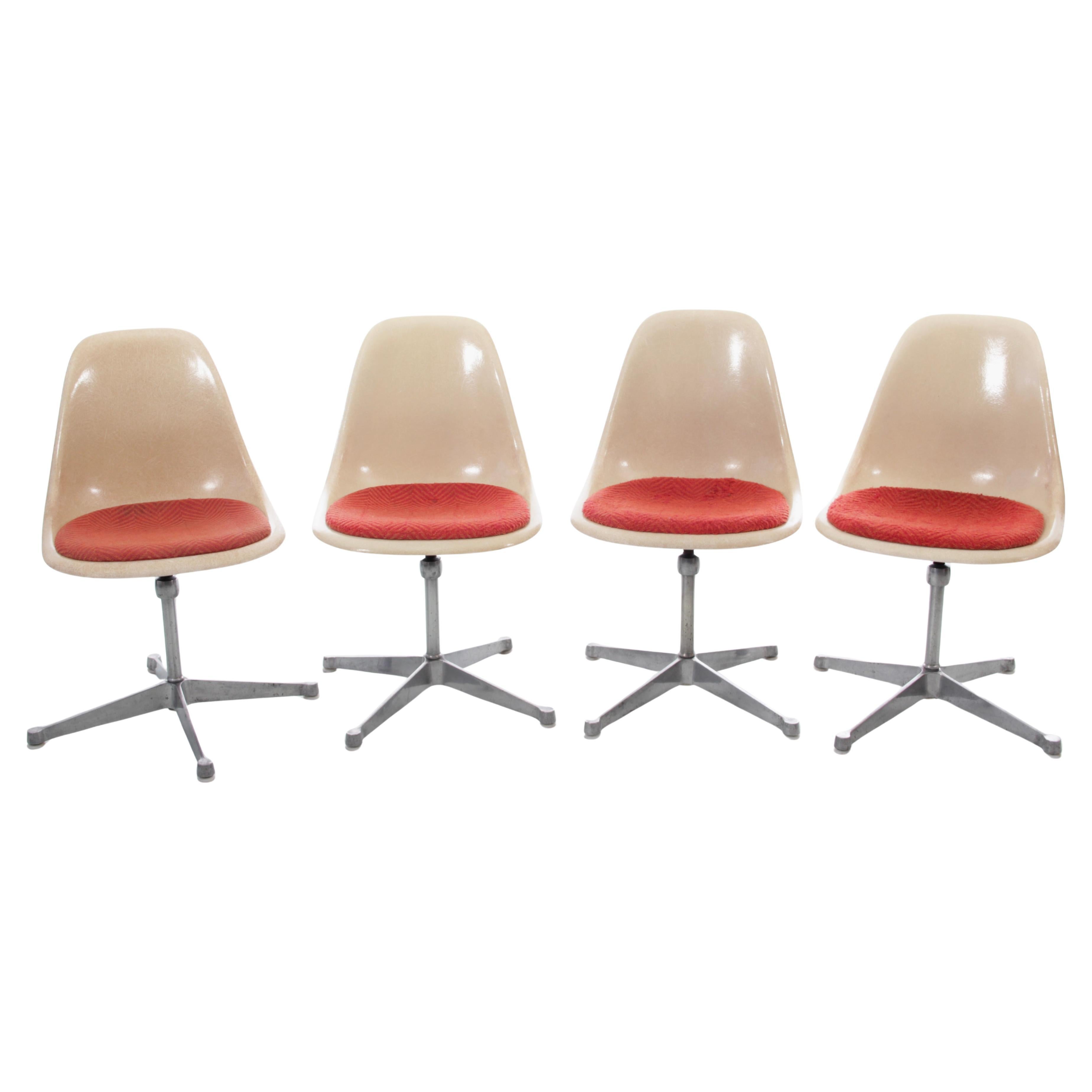 Satz von 4 A Space Age-Drehstühlen. Original-Polsterung. Charles Eames - Herman Mi im Angebot