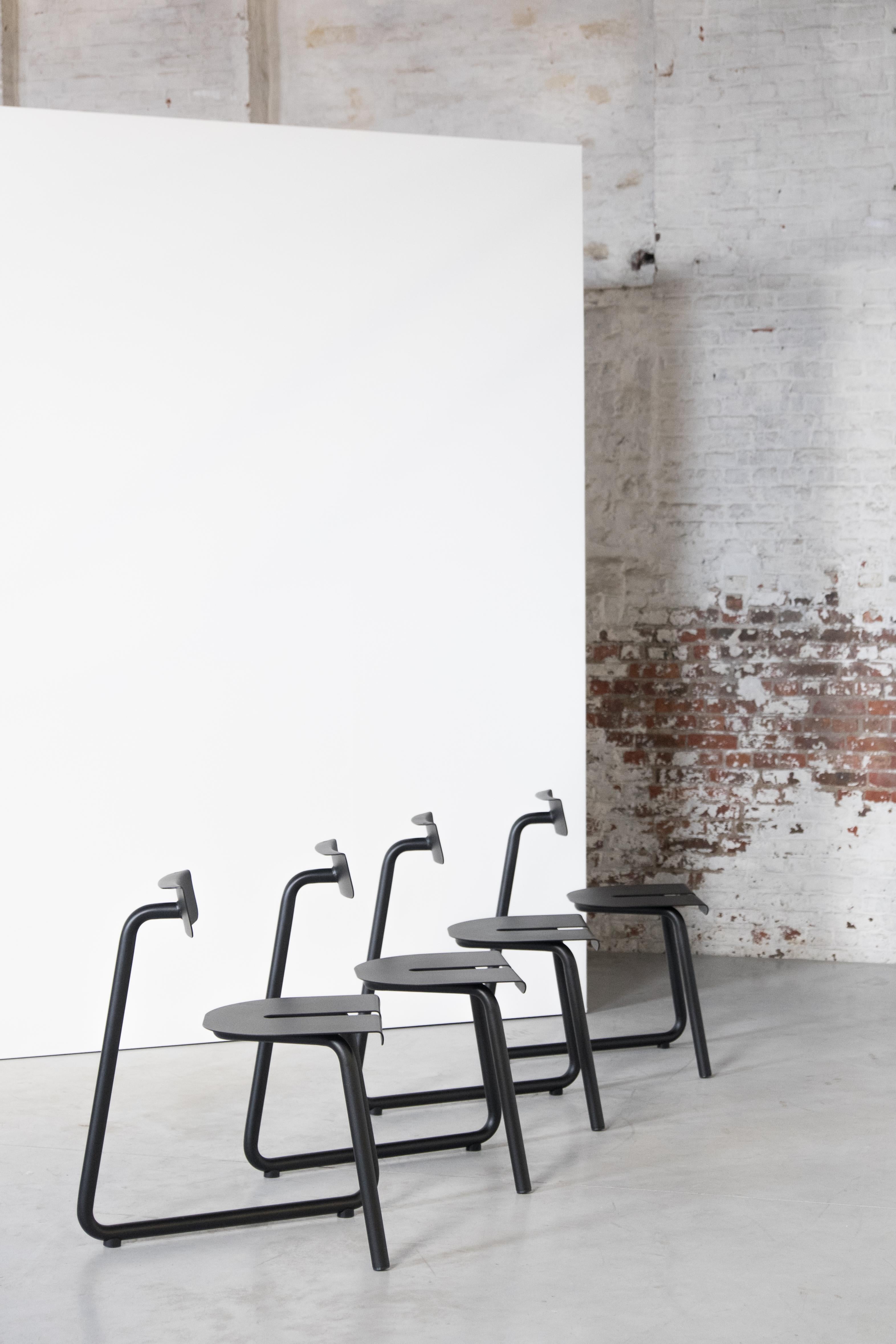 Ensemble de 4 chaises noires SPC de l'Atelier Thomas Serruys.
Dimensions : D65 x W43 x H46.
Matériaux : acier, revêtement en poudre.

Chaise en acier constituée d'un tube façonné avec une assise et un dossier en tôle d'acier. Revêtement en