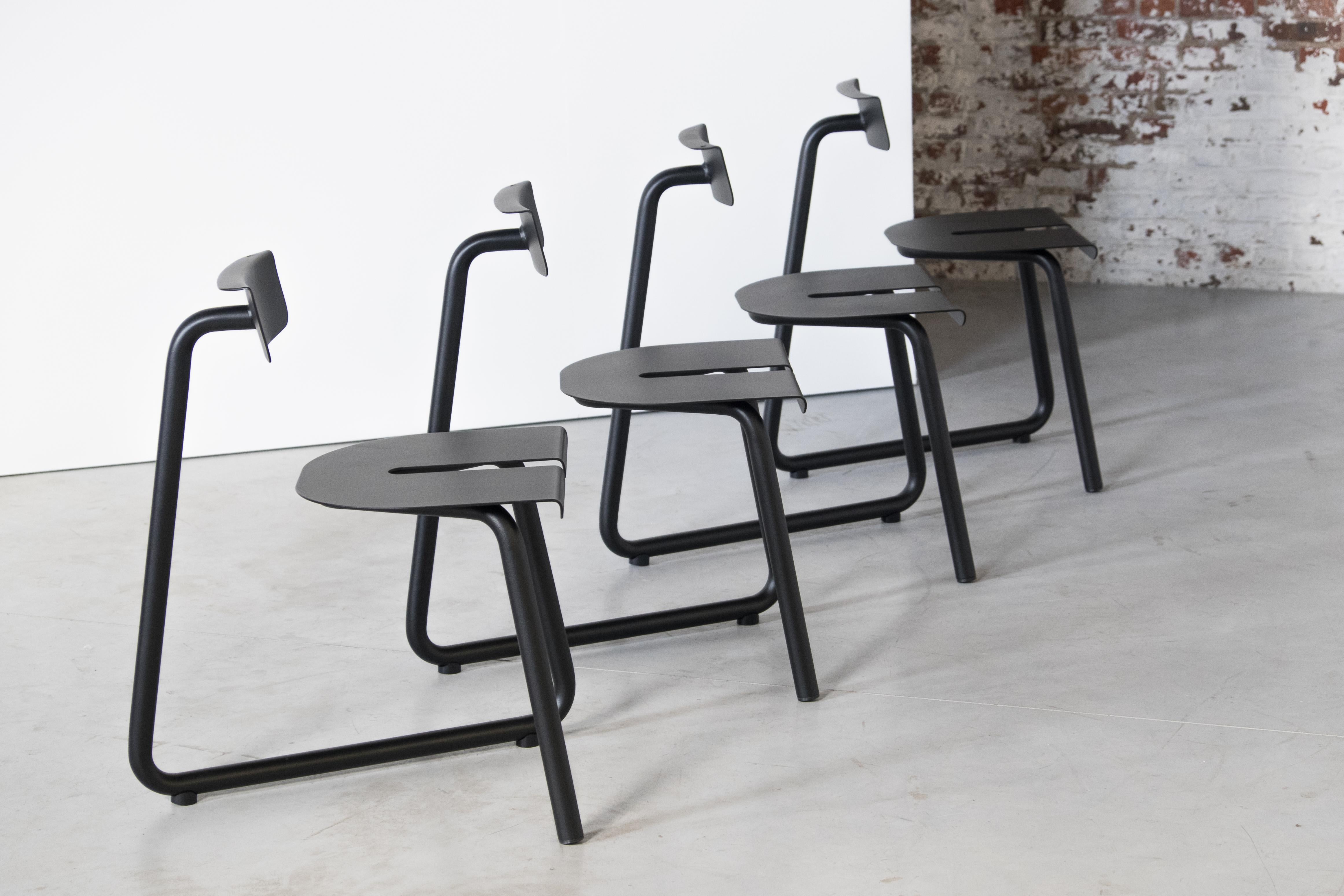 Postmoderne Ensemble de 4 chaises SPC noires de l'Atelier Thomas Serruys en vente