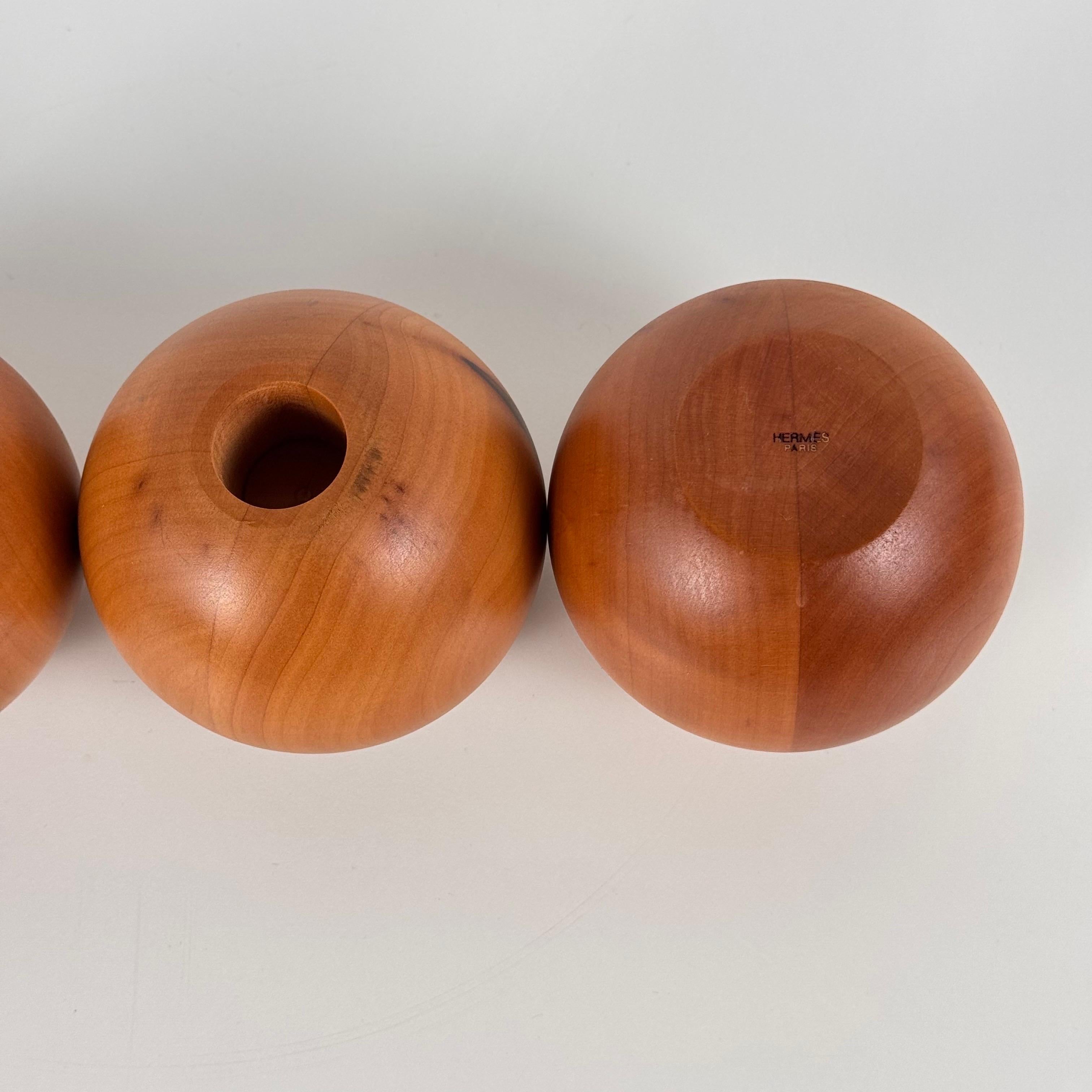 Satz von 4 kugelförmigen Birnbaum-Kerzenhaltern von Bottega Ghianda für Hermès, 1970er Jahre im Angebot 3