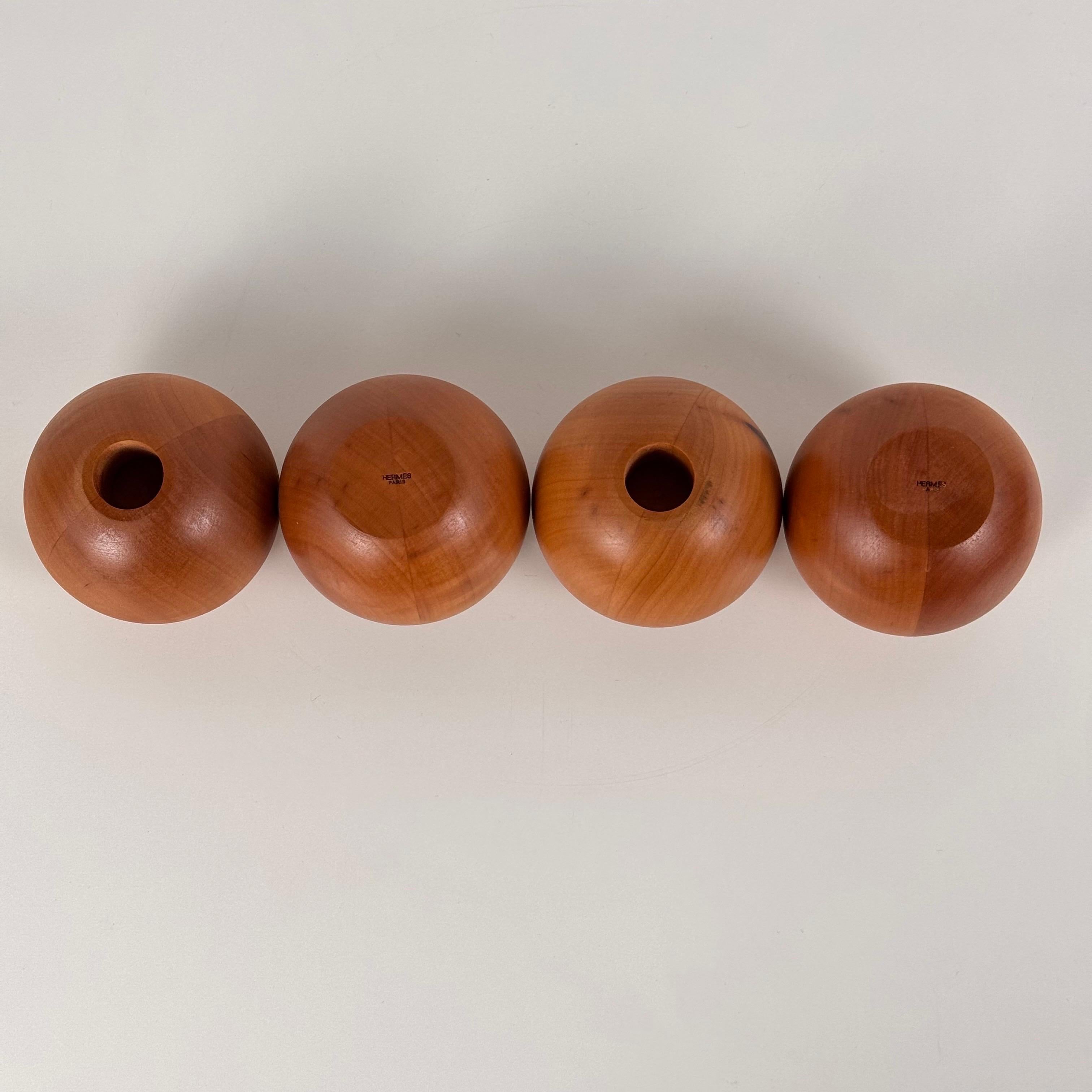 Satz von 4 kugelförmigen Birnbaum-Kerzenhaltern von Bottega Ghianda für Hermès, 1970er Jahre im Angebot 4