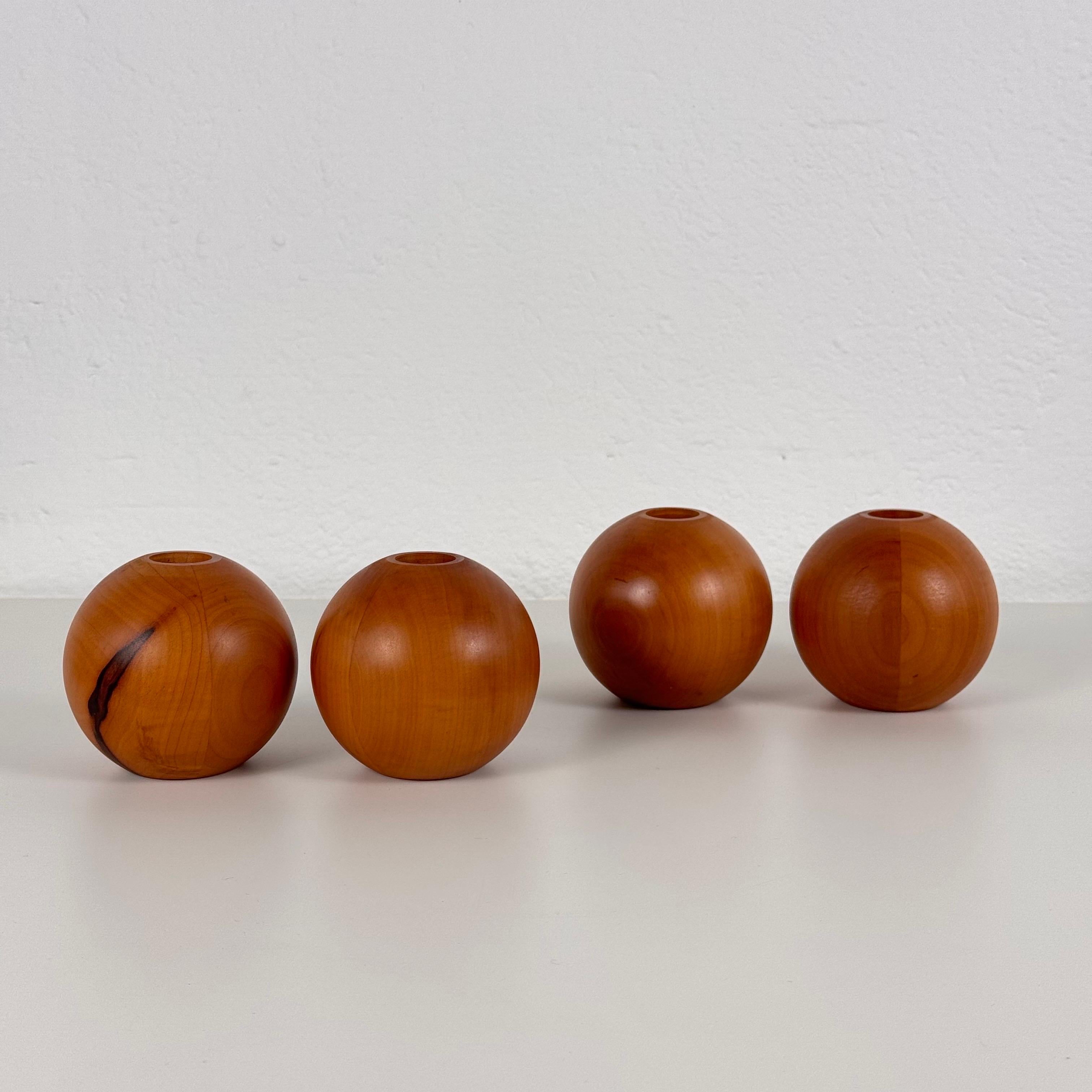 
Ein außergewöhnliches Set aus vier kugelförmigen Kerzenhaltern, die von der berühmten Bottega Ghianda für Hermès Paris in exquisiter Handarbeit aus Birnbaumholz gefertigt wurden. Mit einem Durchmesser von 10 cm und einer Höhe von 9 cm verfügt jedes