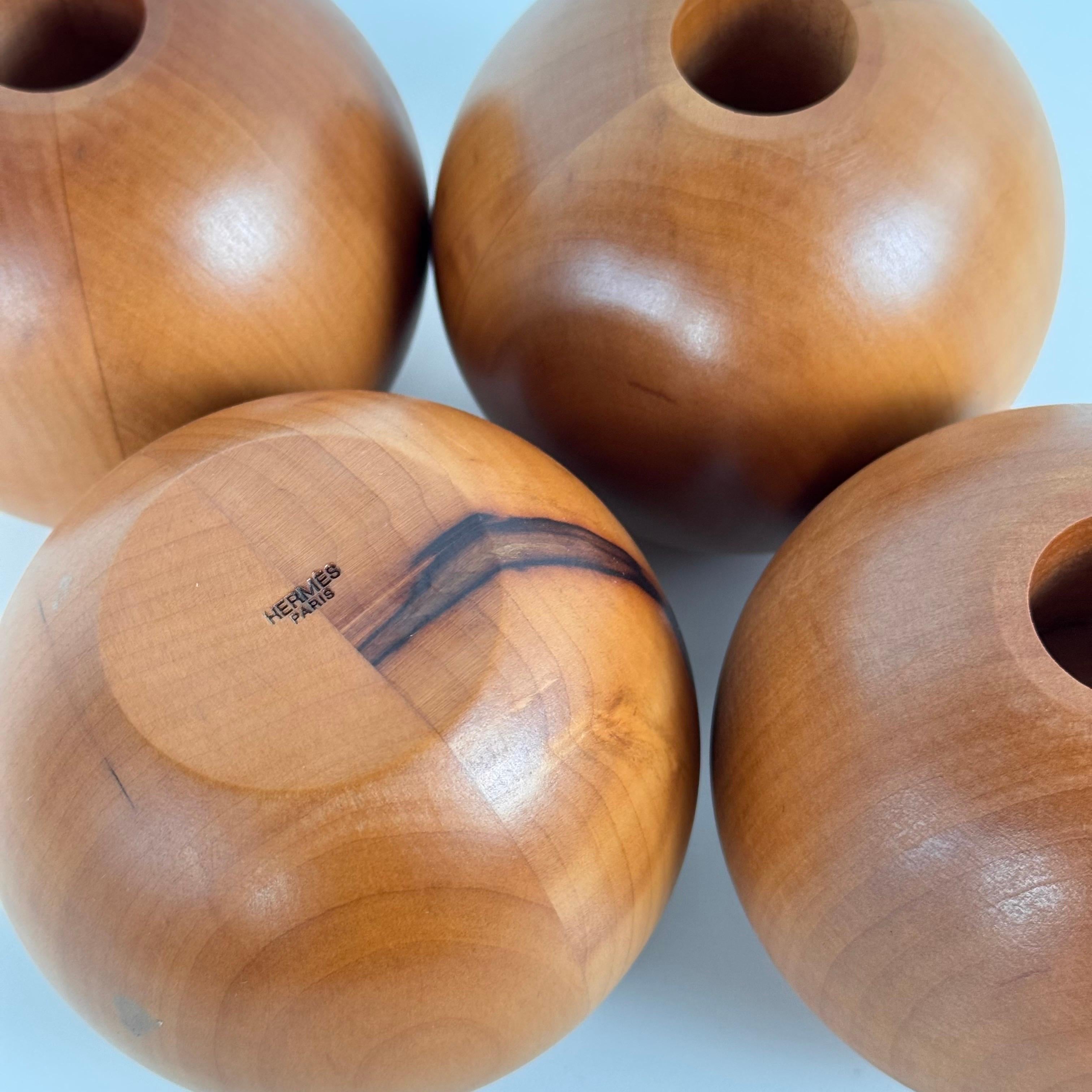 Satz von 4 kugelförmigen Birnbaum-Kerzenhaltern von Bottega Ghianda für Hermès, 1970er Jahre (Moderne der Mitte des Jahrhunderts) im Angebot